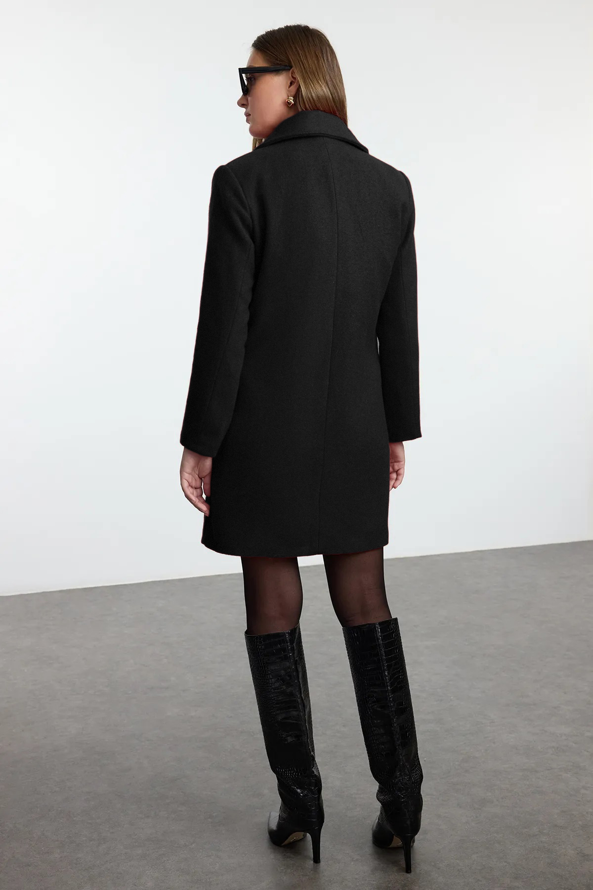 Trendyol Collection Černý kabát se zapínáním na razítko TWOAW23KB00029