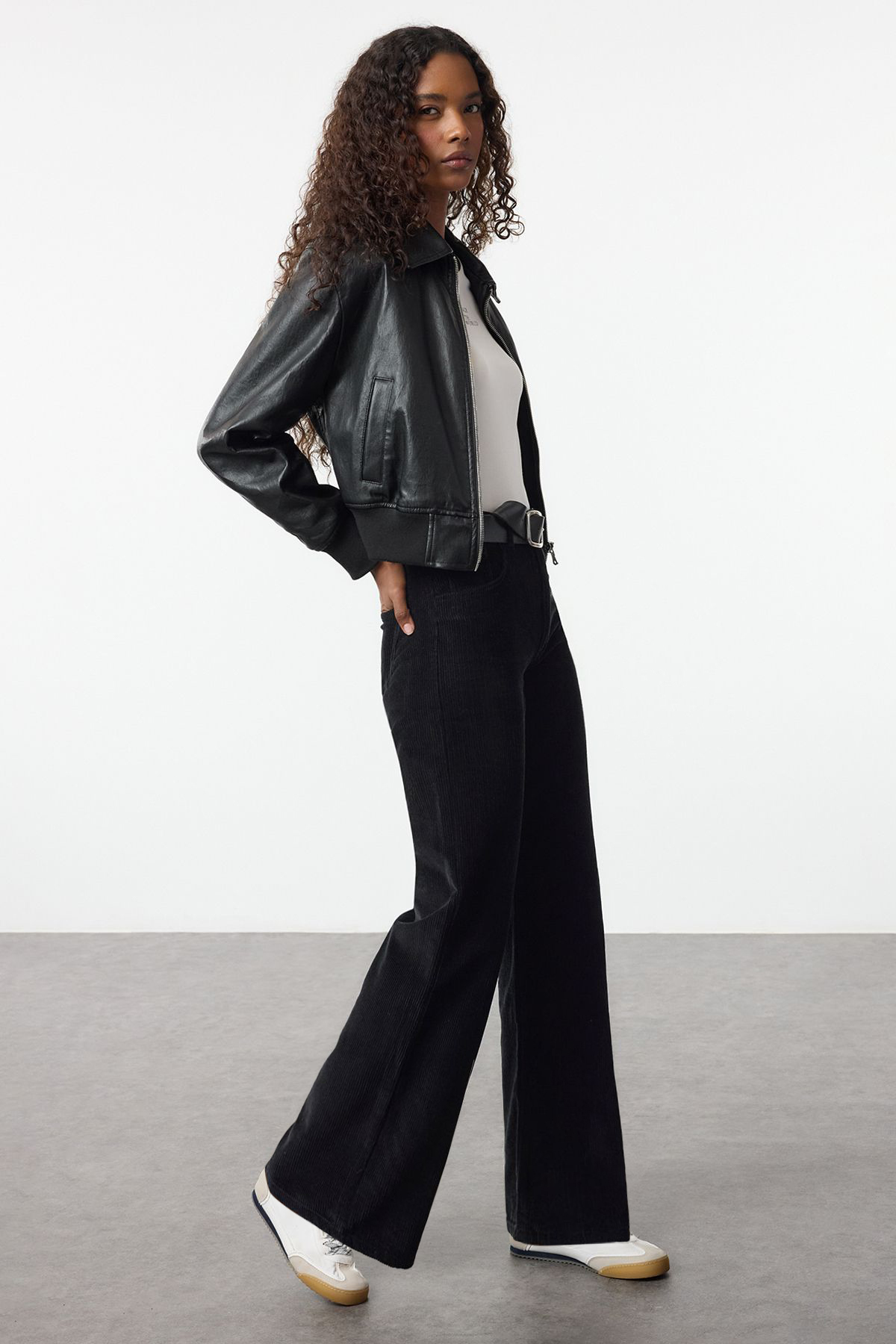 Trendyolmilla  Siyah Kadife Straight/Düz Kesim Dokuma Pantolon TWOAW25PL00104 - Görsel 2