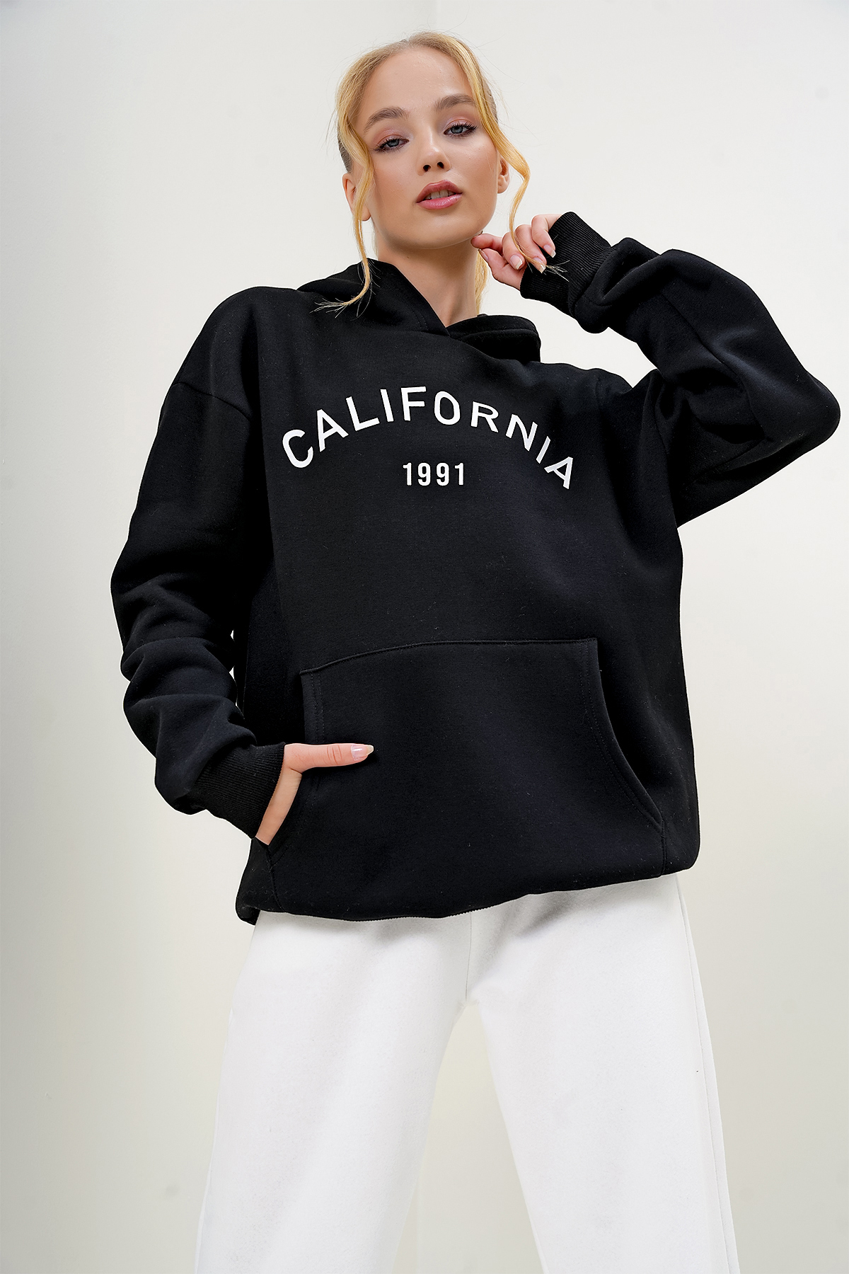 Trend Alaçatı Stili Kadın Siyah Kapüşonlu Kangru Cepli Önü Yazı Baskılı Üç İplik Şardonlu Sweatshırt ALC-X13079