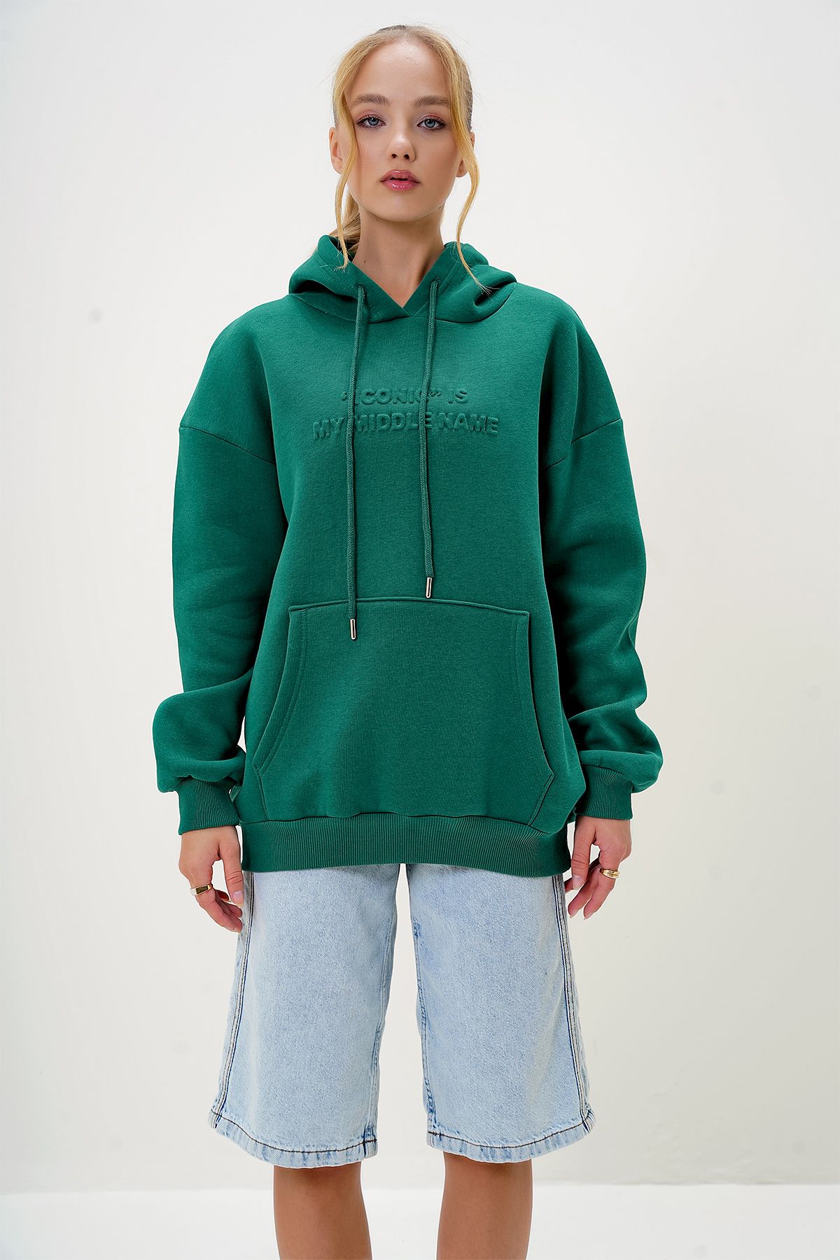 Trend Alaçatı Stili-Grünes Damen-Sweatshirt mit Kapuze und drei Fäden mit geprägtem Schriftzug auf der Vorderseite ALC-X13078 4