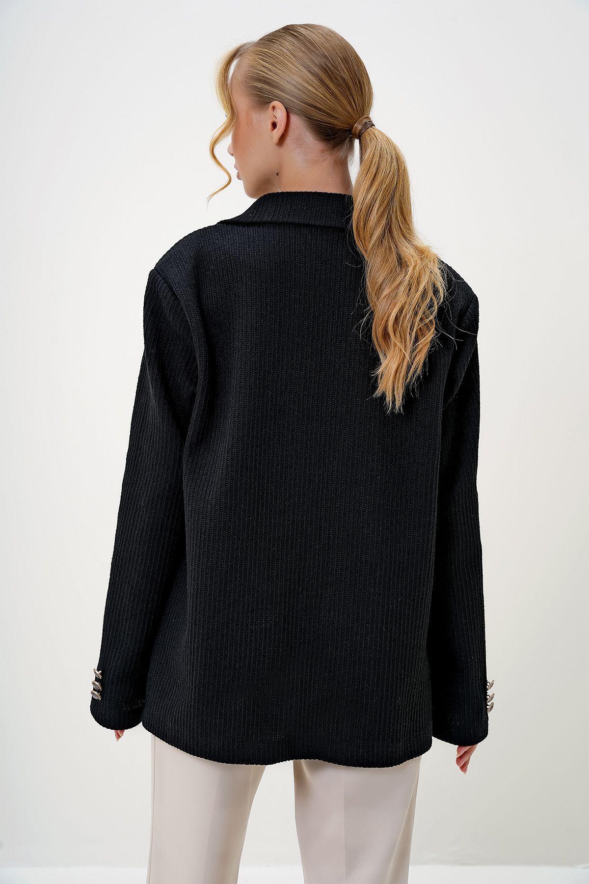 Trend Alaçatı Stili-Damen-Blazer-Strickjacke mit Knöpfen in Schwarz und Gold ALC-X13062 5