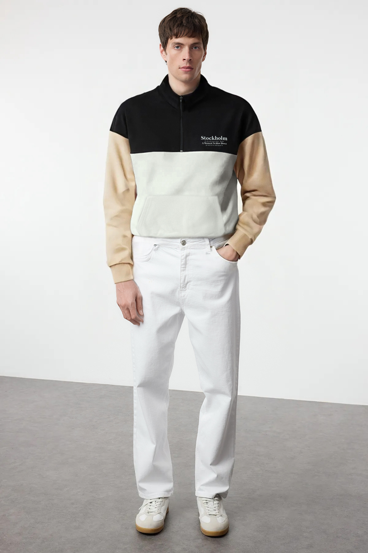 Trendyolmilla Man Ekru Oversize/Geniş Kesim Renk Bloklu Dik Yaka Fermuarlı Şardonsuz Sweatshirt TMNAW25SW00052