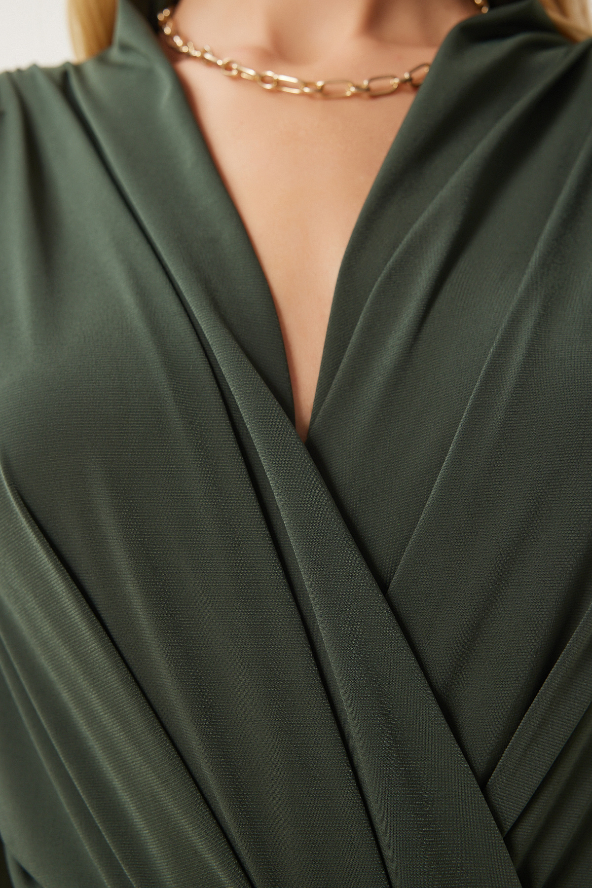 Happiness İstanbul Bluzka damska w kolorze khaki z kołnierzykiem kopertowym i wypełnieniem Sandy z zatrzaskami Zh00039