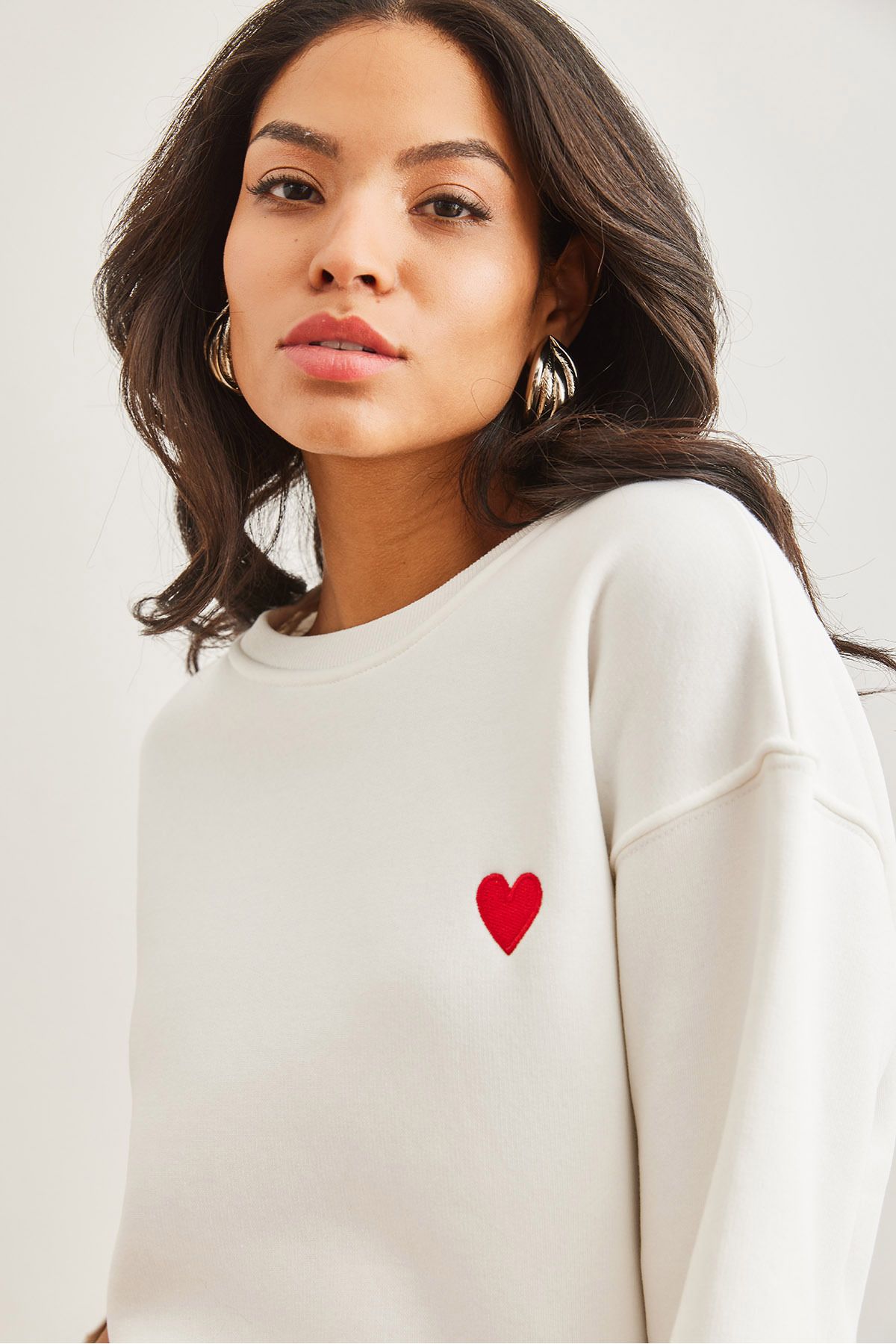 Olalook-Γυναικείο φούτερ με κέντημα White Heart - SWT- 19000685 3