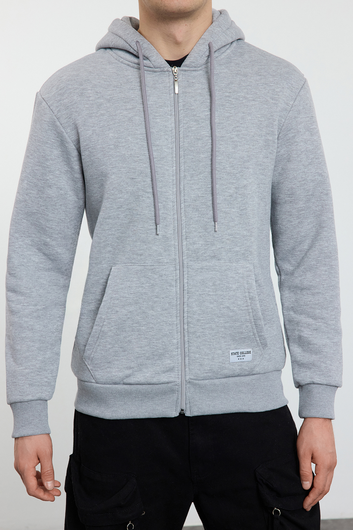 Trendyolmilla  Gri Melanj Regular Fit Kapüşonlu Fermuarlı Etiket Aplikeli Kalın Sweatshirt TMNAW23SW00172 - Görsel 3