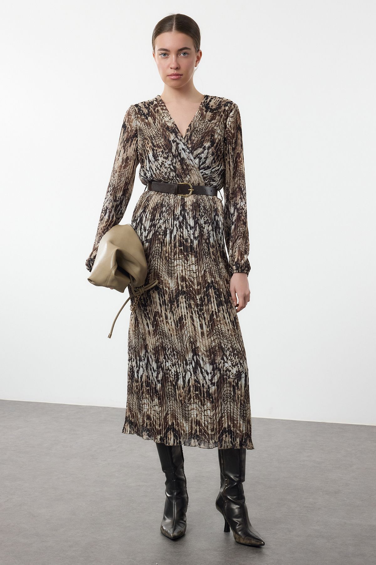 Trendyol Collection-Braunes, gewebtes Maxikleid mit Gürtel und geradem Gürtel TWOAW24EL00471 5
