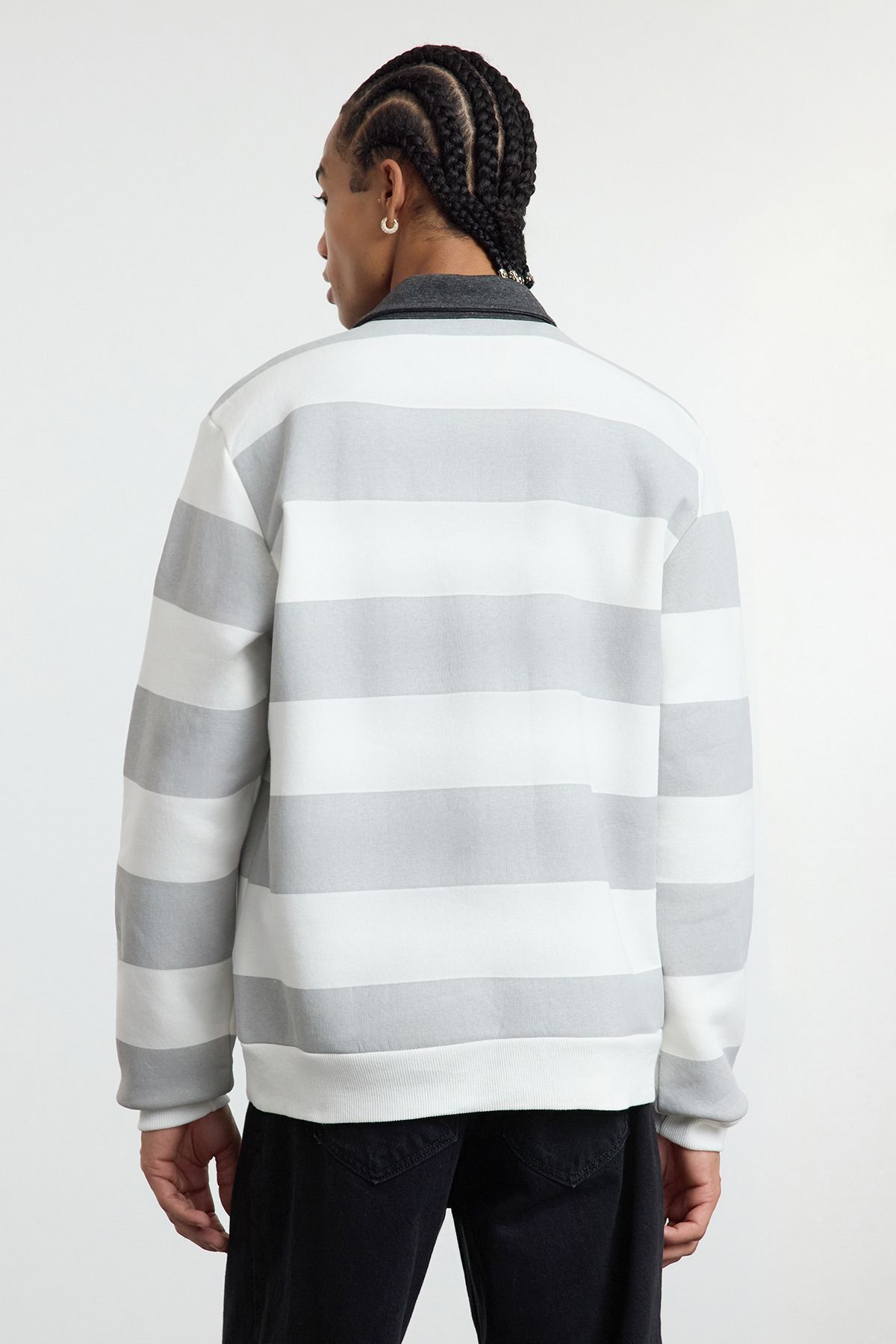 Trendyol Collection-Памучен суитшърт с раирана поло яка - екрю, обикновена кройка TMNAW24SW00240 5