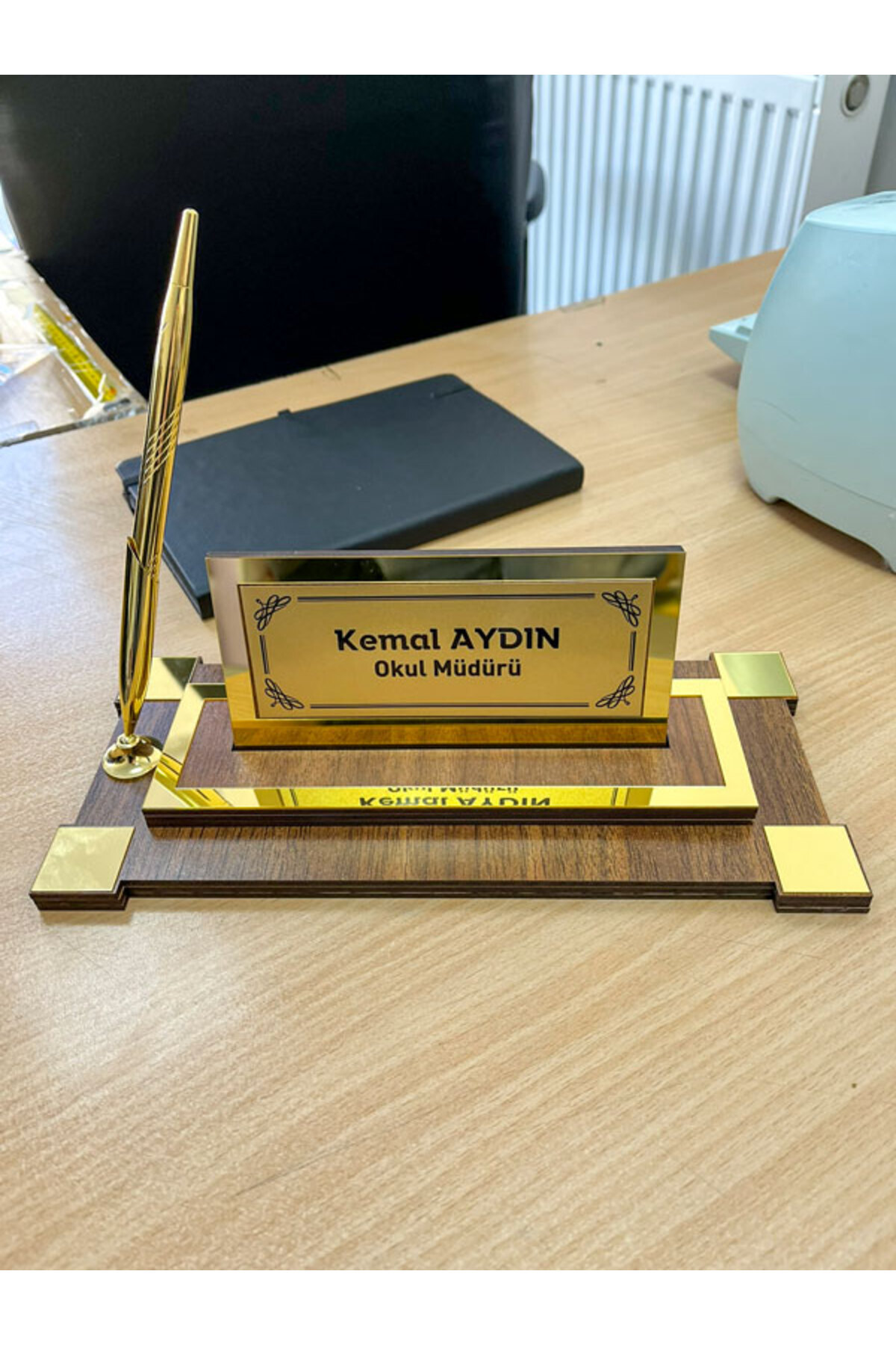 imzatasarım Kişiye Özel İsimli Ahşap Masa İsimliği Kalemli İsimlik