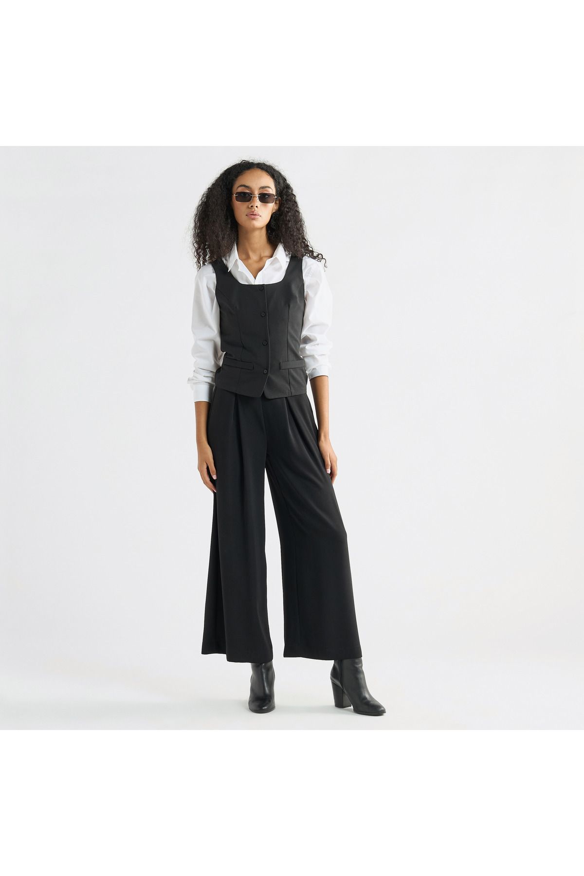 FAV-Sleeveless Wrap Jacket With Square Neck And Button Closure 2