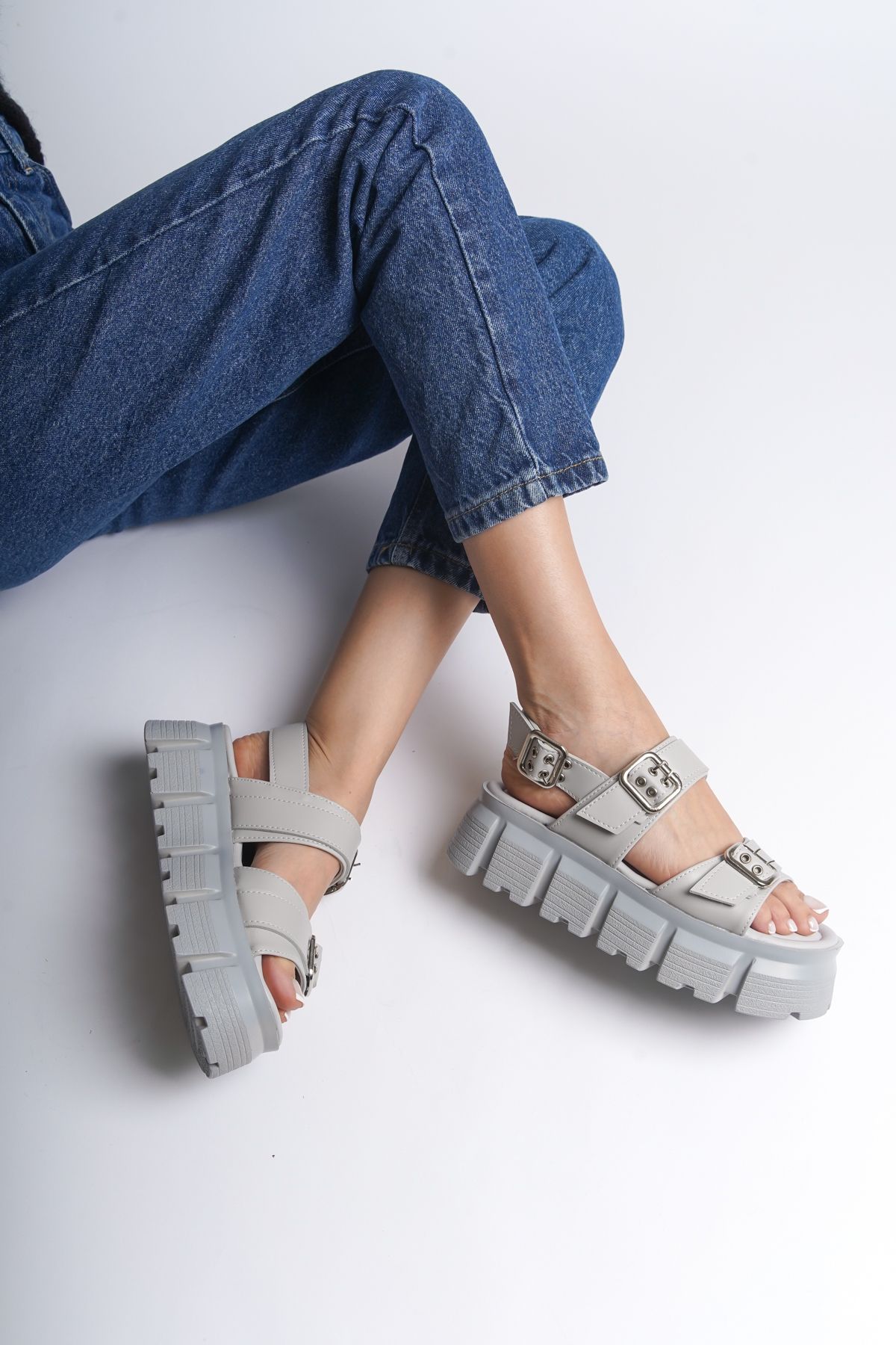 صندل خاکستری زنانه های دو باند را پر می کند Capone Outfitters