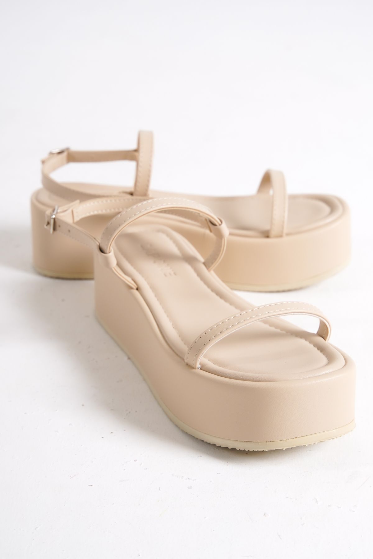 Capone Outfitters-Dünne Damen-Flatform-Sandalen mit Doppelriemen und Keilabsatz 5