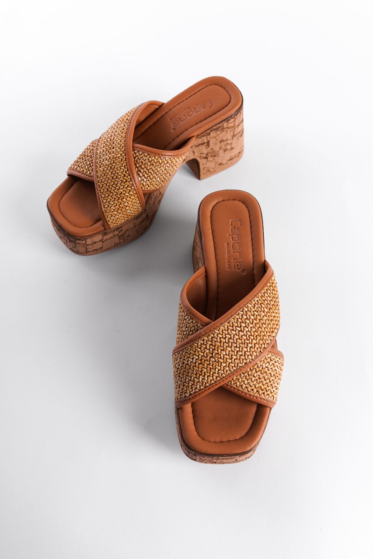 Capone Outfitters-Damen-Hausschuhe mit Kork-Plateausohle und Stroh-Kreuzriemen 3