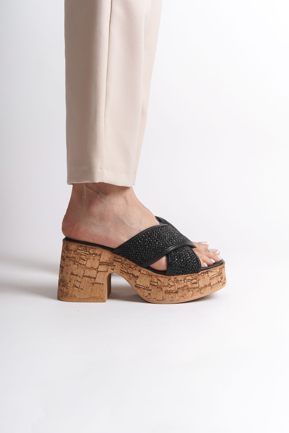 دمپایی مشکی زنانه سکوهای قارچ مبتنی بر Wicker Cross Band Dlippers Capone Outfitters