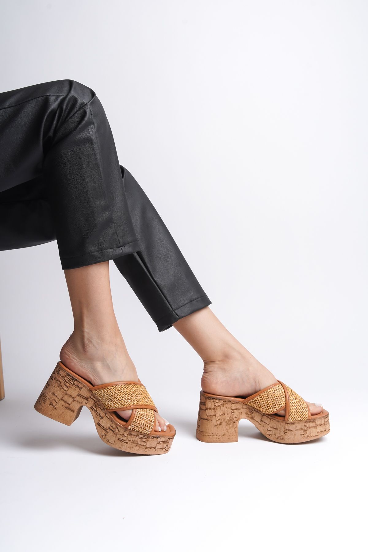 Capone Outfitters-Damen-Hausschuhe mit Kork-Plateausohle und Stroh-Kreuzriemen 5