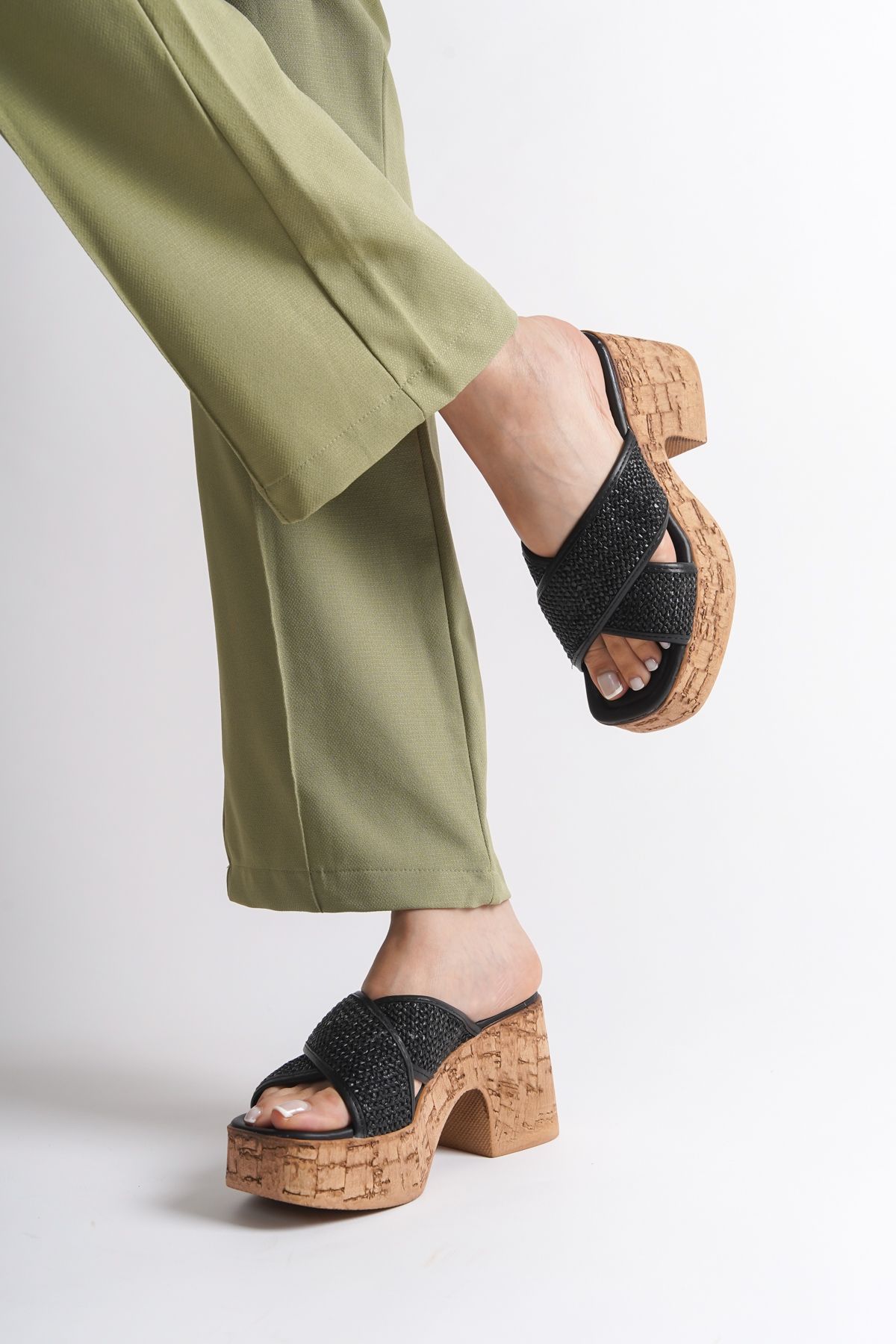 دمپایی مشکی زنانه سکوهای قارچ مبتنی بر Wicker Cross Band Dlippers Capone Outfitters