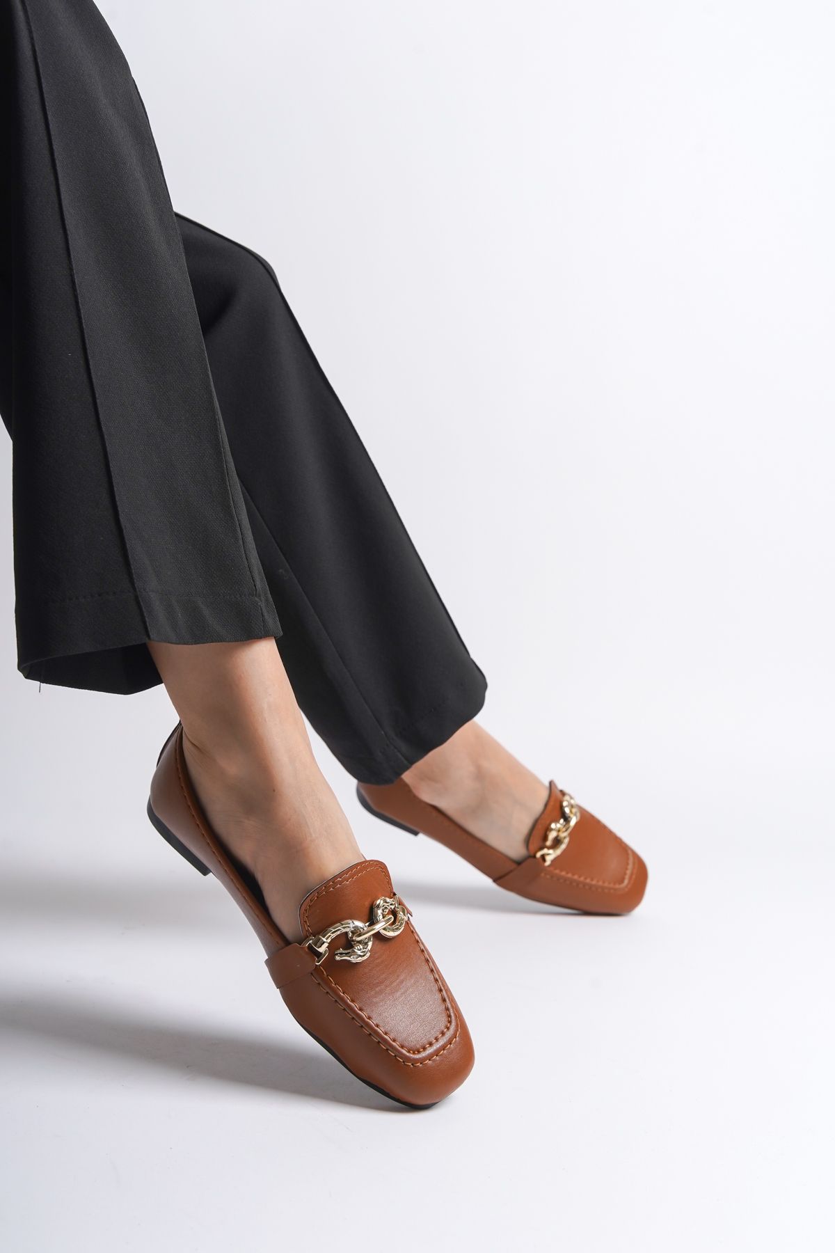 لوفر چند رنگ زنانه با لوازم جانبی دست و پنجه نرم فلزی Capone Outfitters