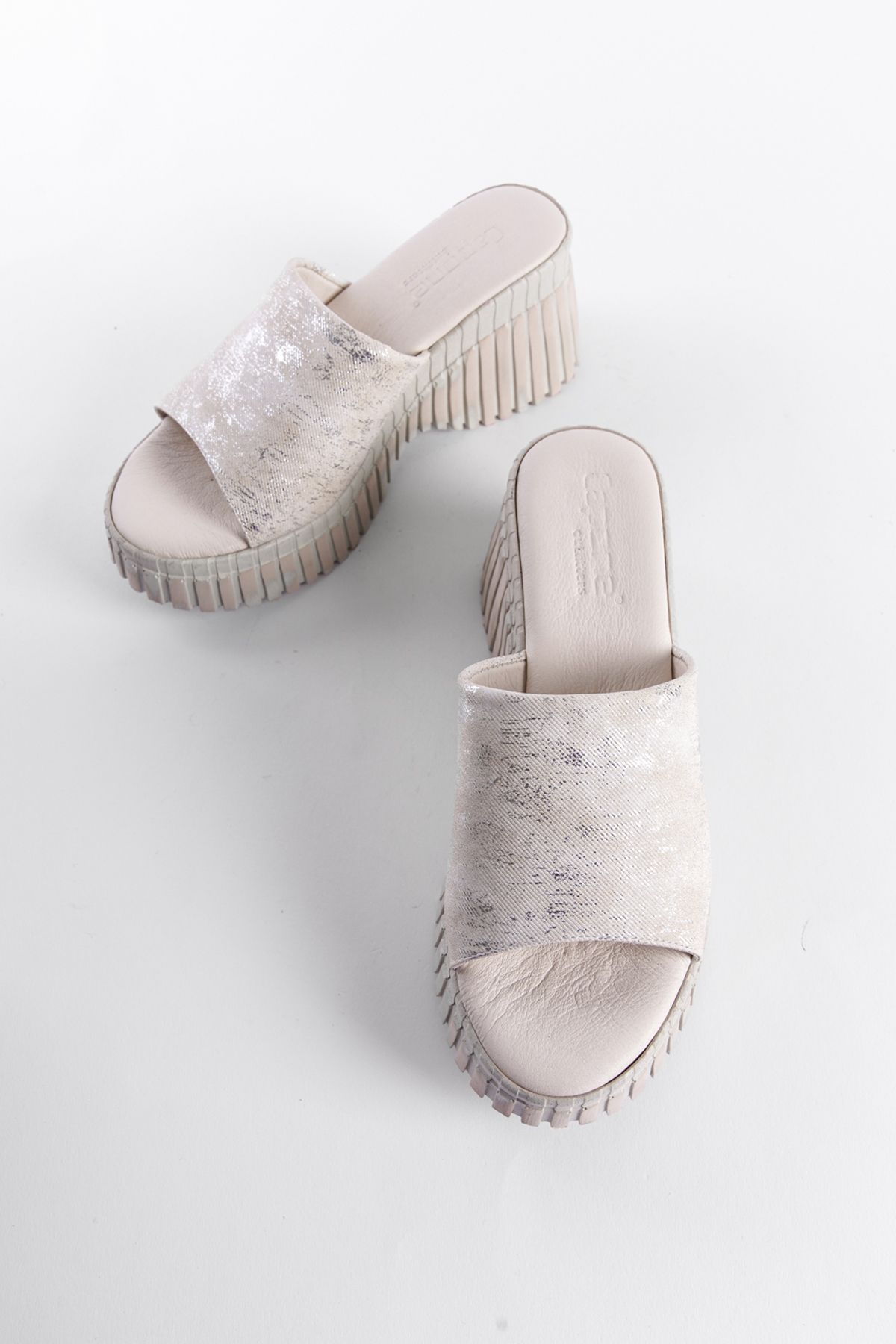 دمپایی سفید زنانه شلوار جین تک گروه دم پاشنه را پر می کند Capone Outfitters