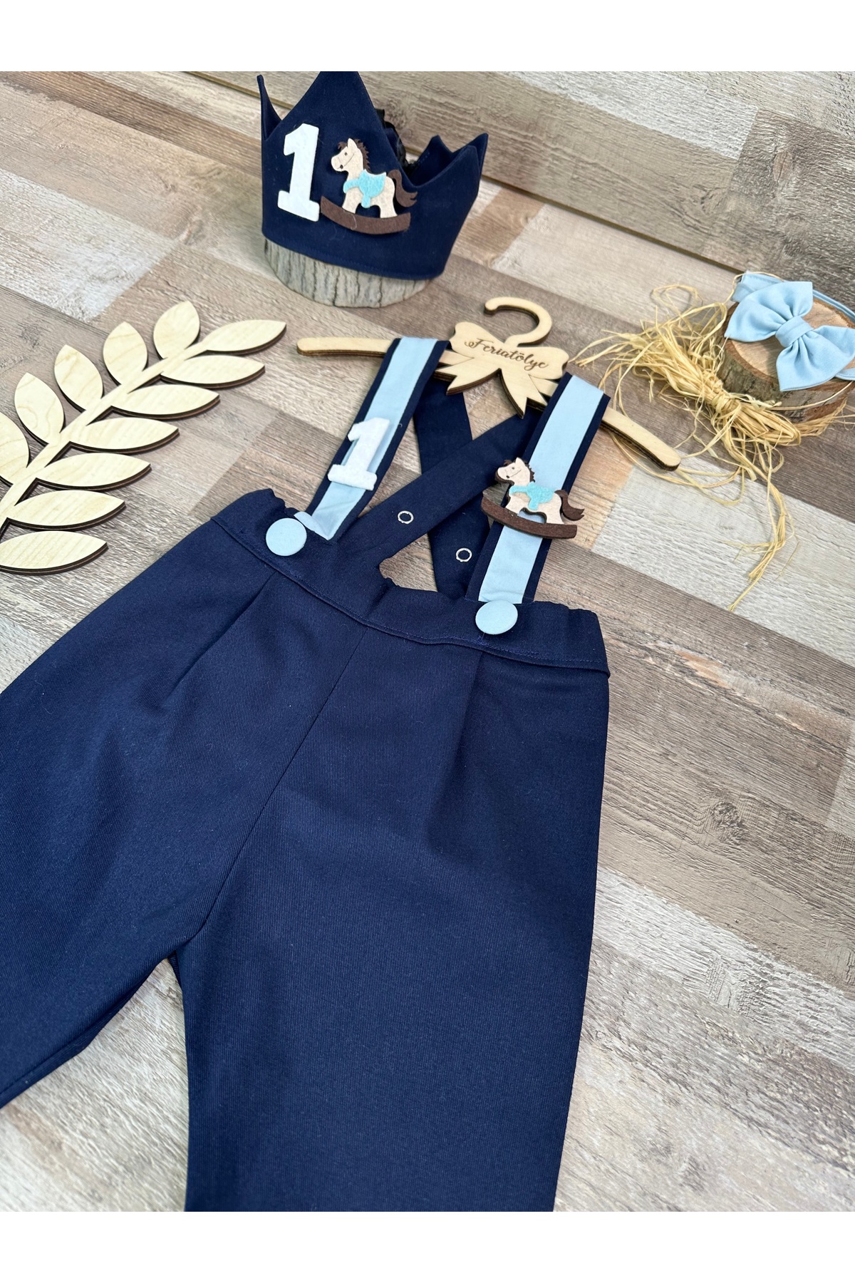 Feriatolye El yapımı Atlı karınca konsepti lacivert erkek bebek 1 yaş taç pantolon salopet papyon takımı fotoğrafı 7 (önizleme)