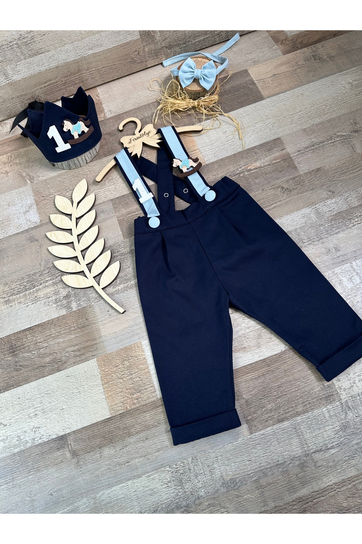 Feriatolye El yapımı Atlı karınca konsepti lacivert erkek bebek 1 yaş taç pantolon salopet papyon takımı fotoğrafı 2 (önizleme)