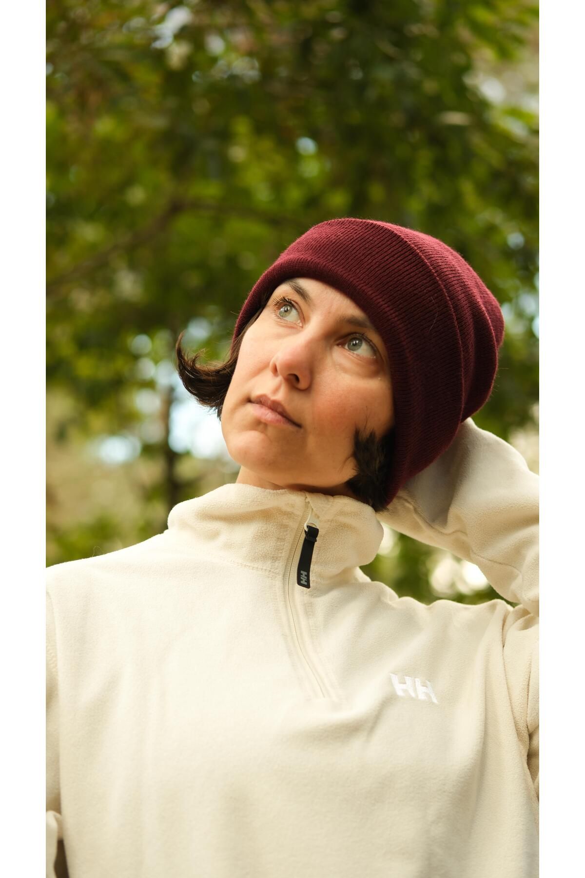 CANMODA-Elegant Burgundy Beanie – a Warm Touch for Cold Days - Fbb03 1