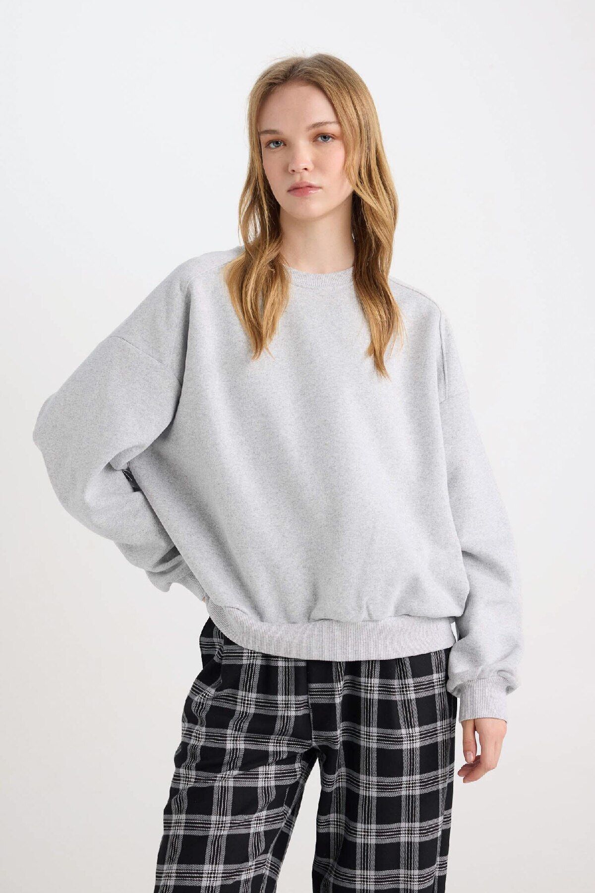 سویشرت پارچه ای ساده و ضخیم D9022axns DeFacto Cool Oversize Fit Wide Fit Crew Neck Basic Basic