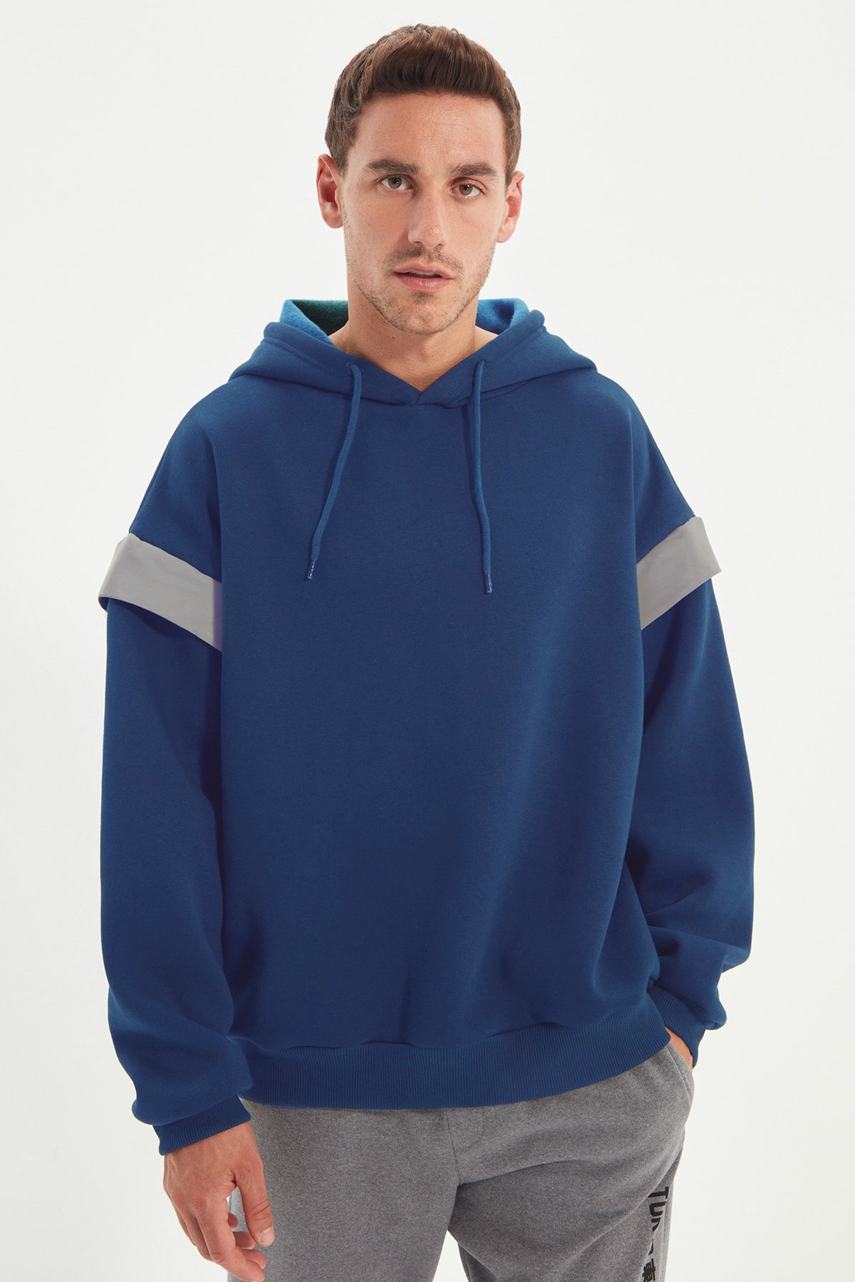Trendyolmilla Man Indigo Oversize/Geniş Kesim Kapüşonlu Reflektör Detaylı İçi Polarlı Sweatshirt TMNSS20SW0205