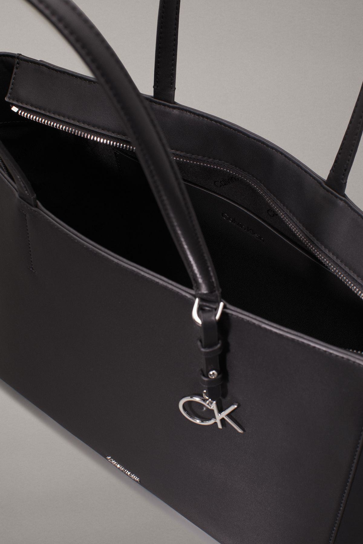 Calvin Klein-حقيبة كتف نسائية من الجلد الصناعي باللون الأسود مع شعار العلامة التجارية ومقصورات متعددة للبطاقات K60K610610-باكس 3