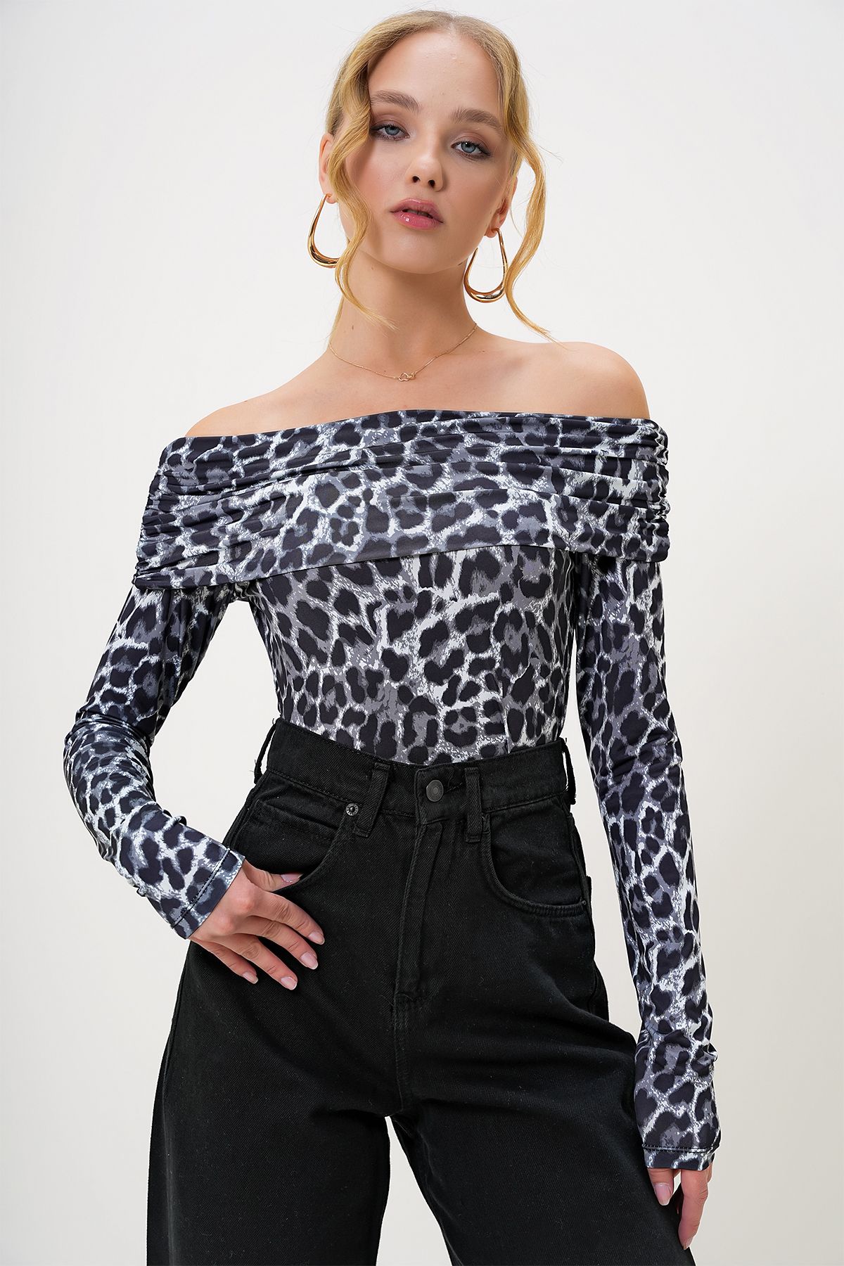 Trend Alaçatı Stili-Women's Grey-Black Madonna Collar Leopard Print Sandy Blouse Alc-X13186 4