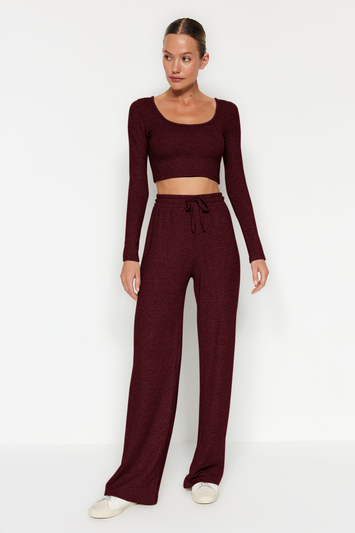 Trendyol Collection Burgunderrotes Yumoş Crop- und Wide-Leg-Strickoberteil-Set mit weitem Bein TWOAW23AU00125