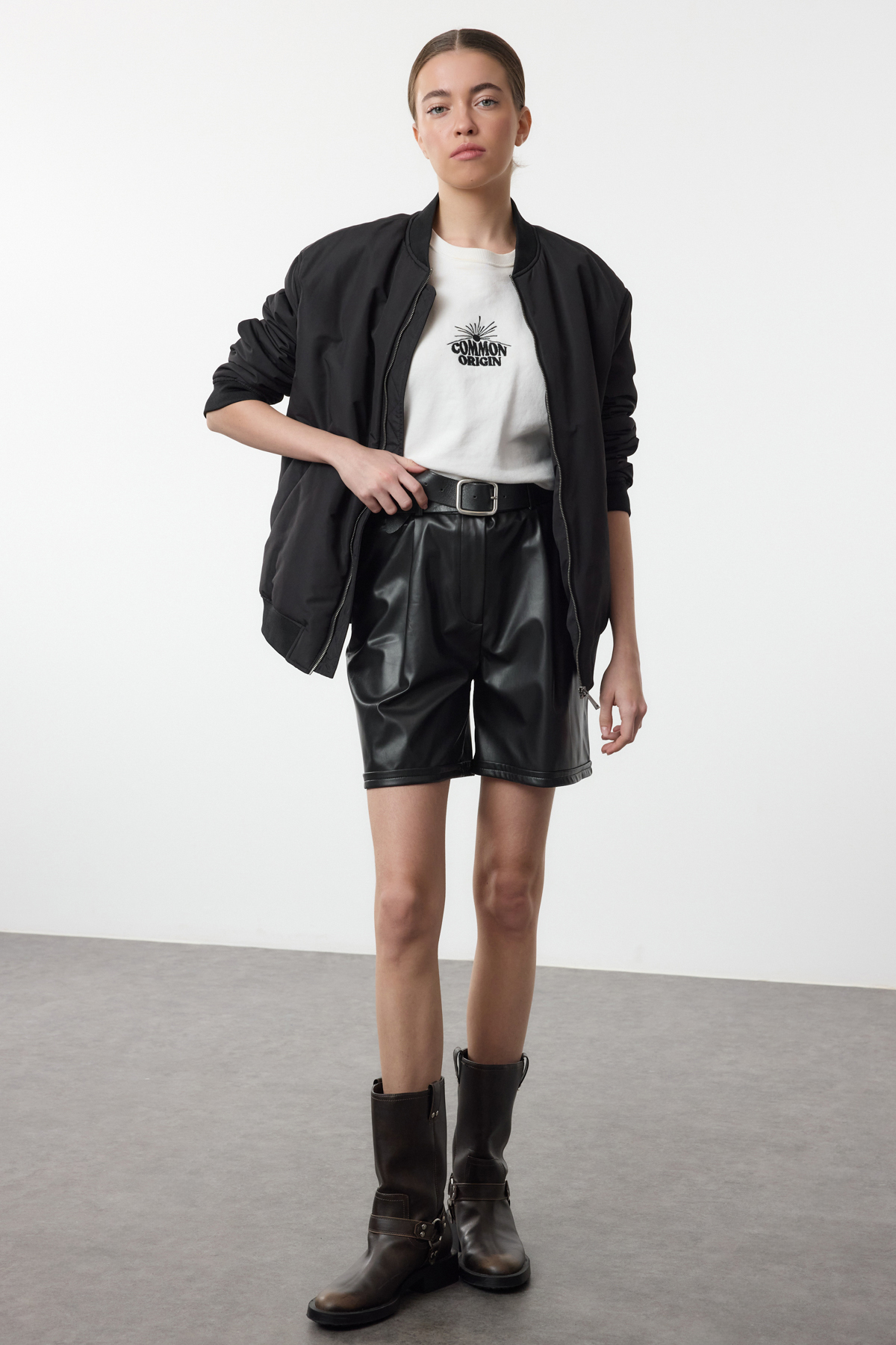 Trendyolmilla  Siyah Suni Deri City Dokuma Şort TWOAW25SR00043 - Görsel 2