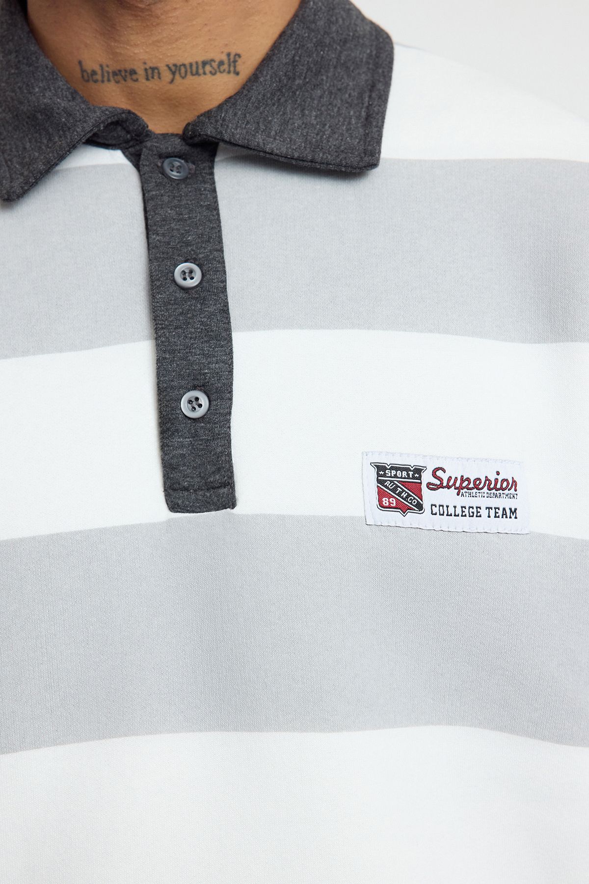 Trendyol Collection-Памучен суитшърт с раирана поло яка - екрю, обикновена кройка TMNAW24SW00240 4