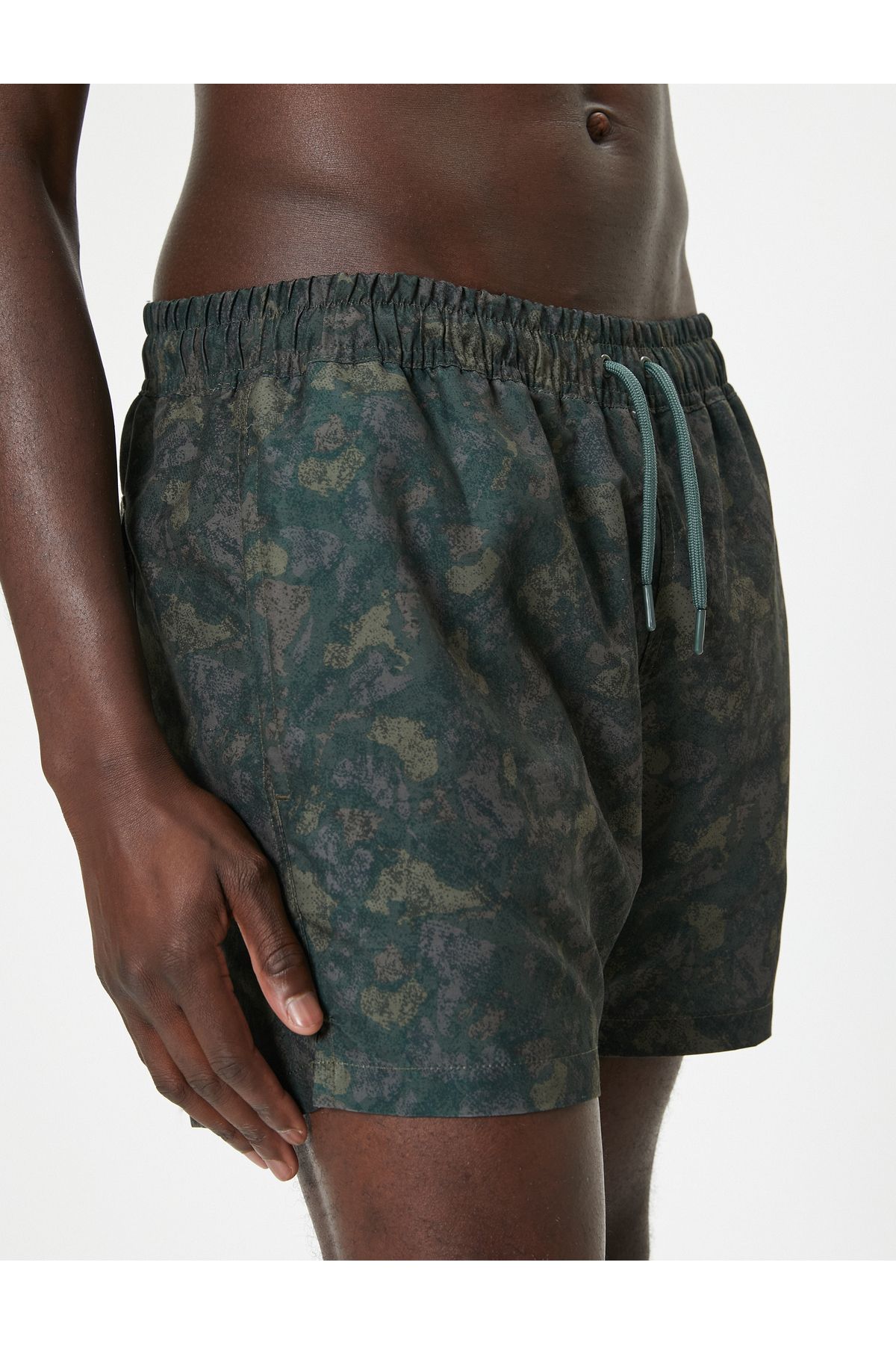 Koton-Kurze Badeshorts in Übergröße – Abstrakter Druck und Spitze an der Taille 5