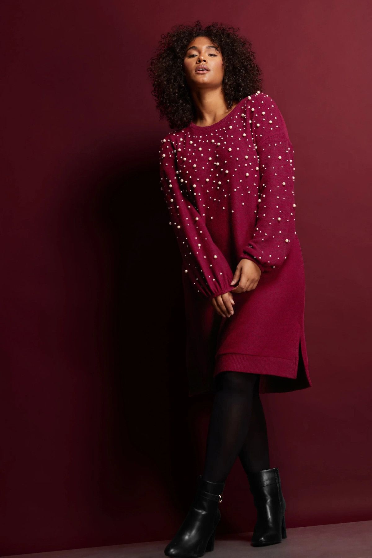 cest une robe trico 6156771 avec un collier en forme de ballon