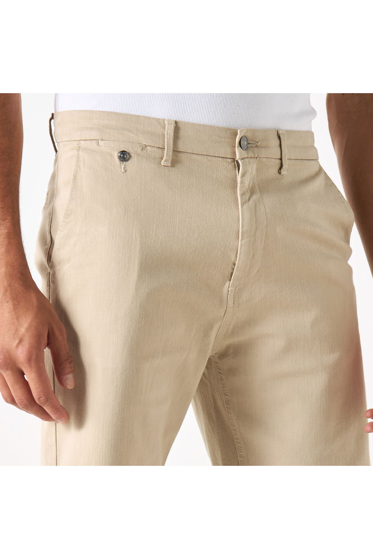 ECKO-Unltd Solid Shorts with Button Closure and Pockets 4