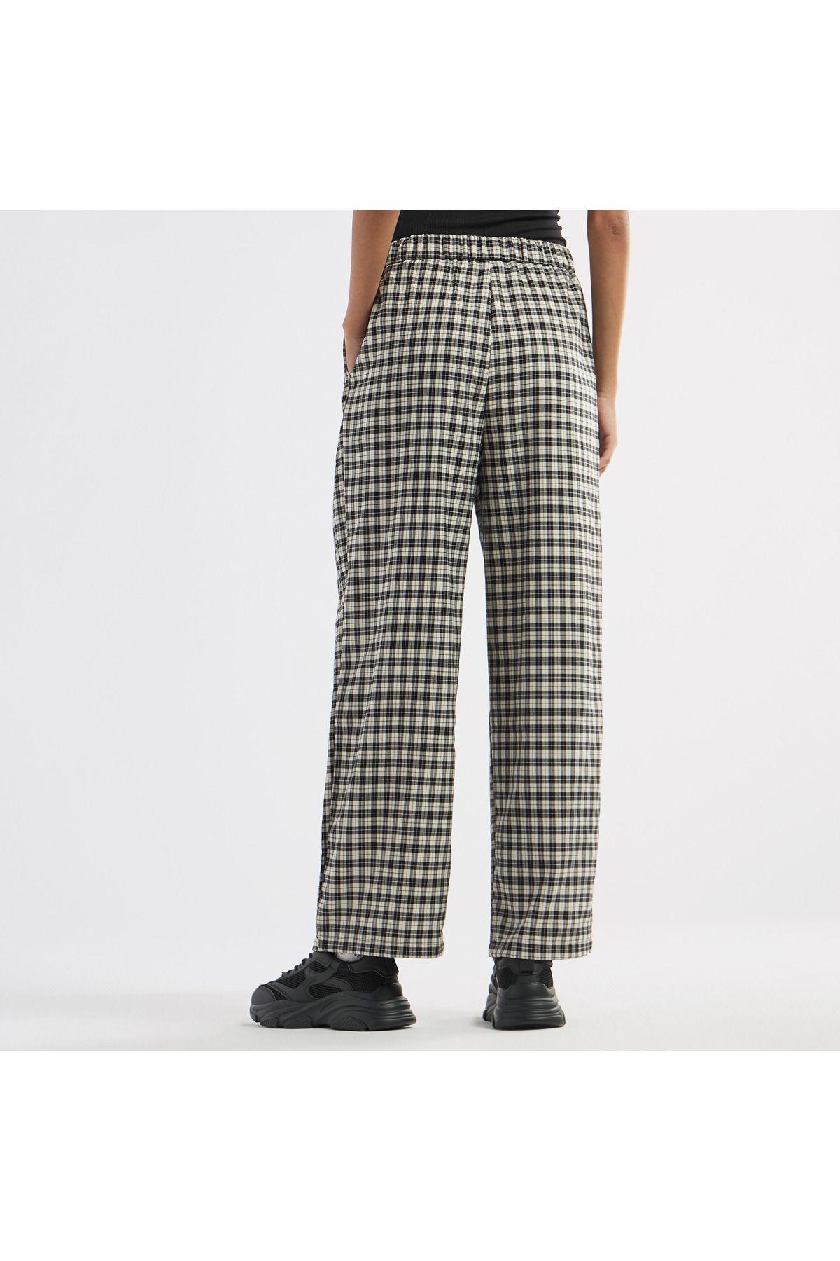 FAV-Checked Pants with Button Closure and Pockets 3