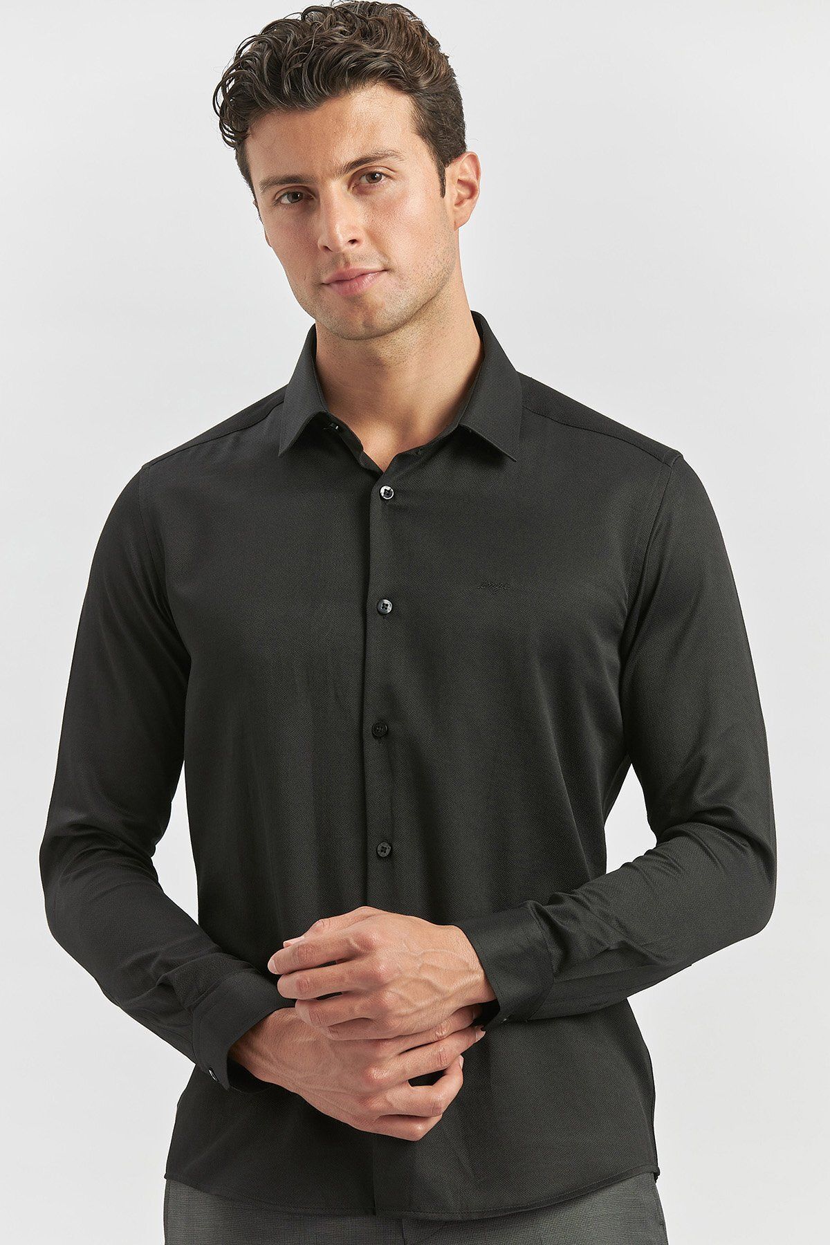 پیراهن بلوز دکمه دار مردانه آستین بلند مشکی خود آملور 032 یقه سخت کلاسیک SLIM FIT 1004245153 İmza