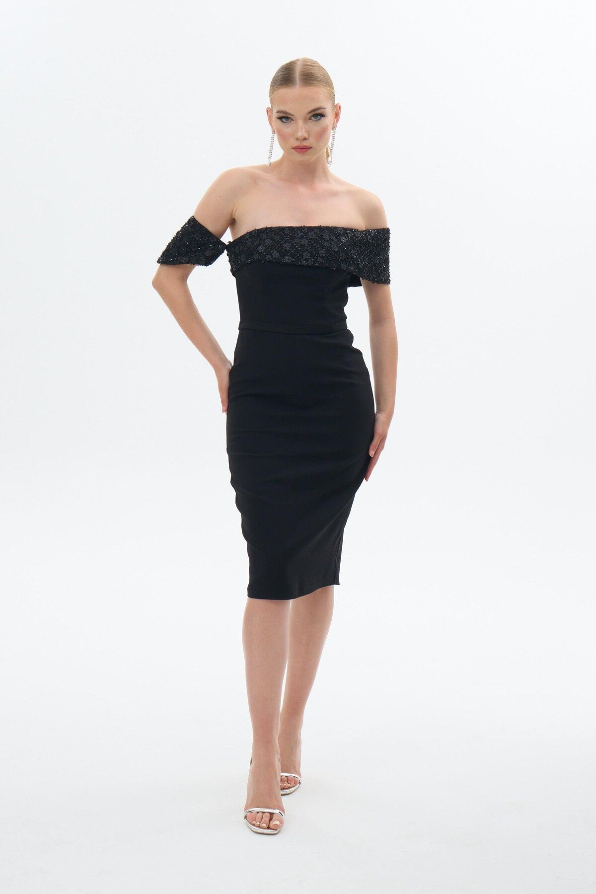 Carmen-Schwarzes Abendkleid aus Crêpe mit Steindetail - Kleid mit tiefen Ärmeln 1
