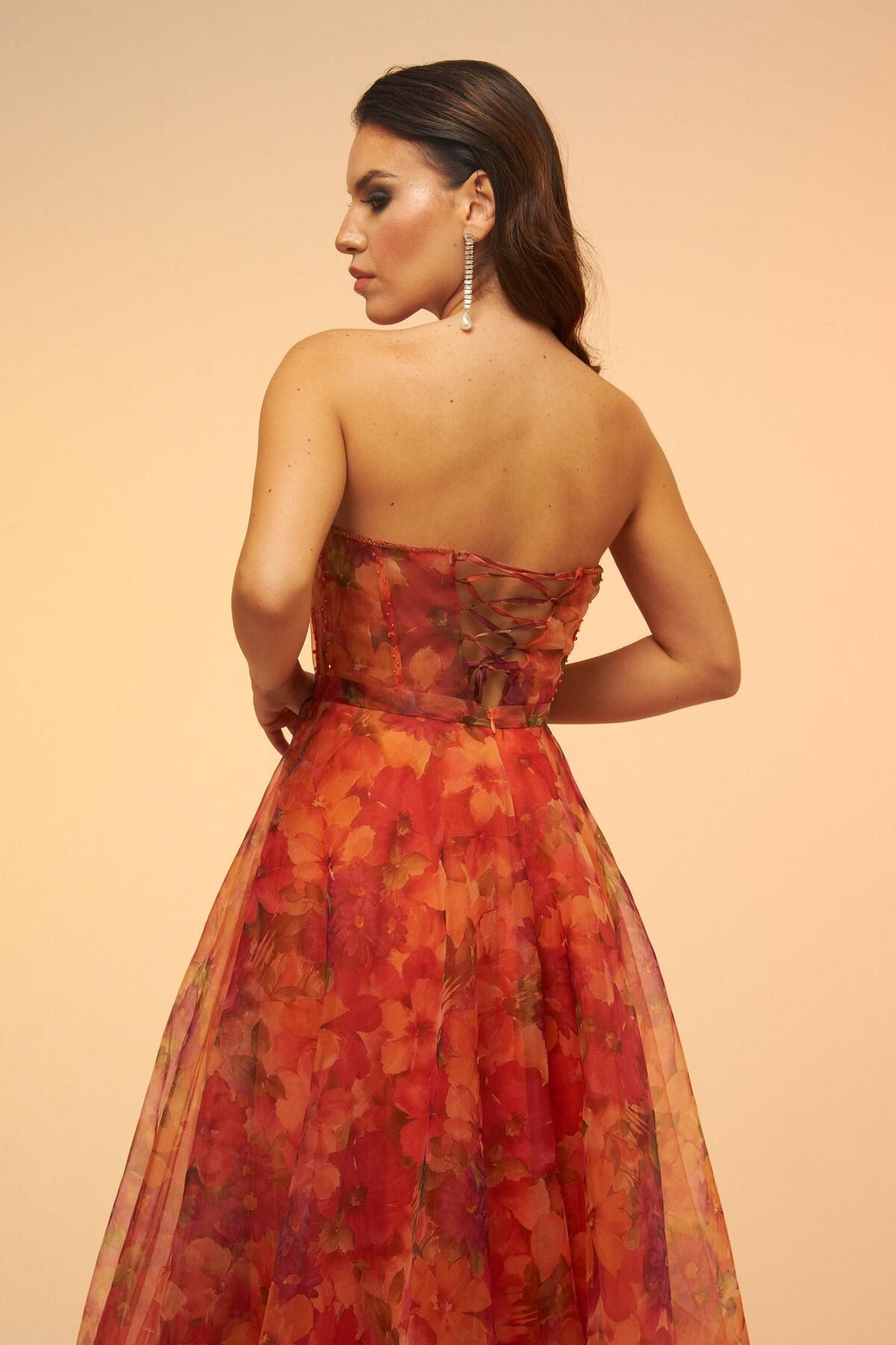 Carmen-Orange bedrucktes trägerloses Midi-Abendkleid 4