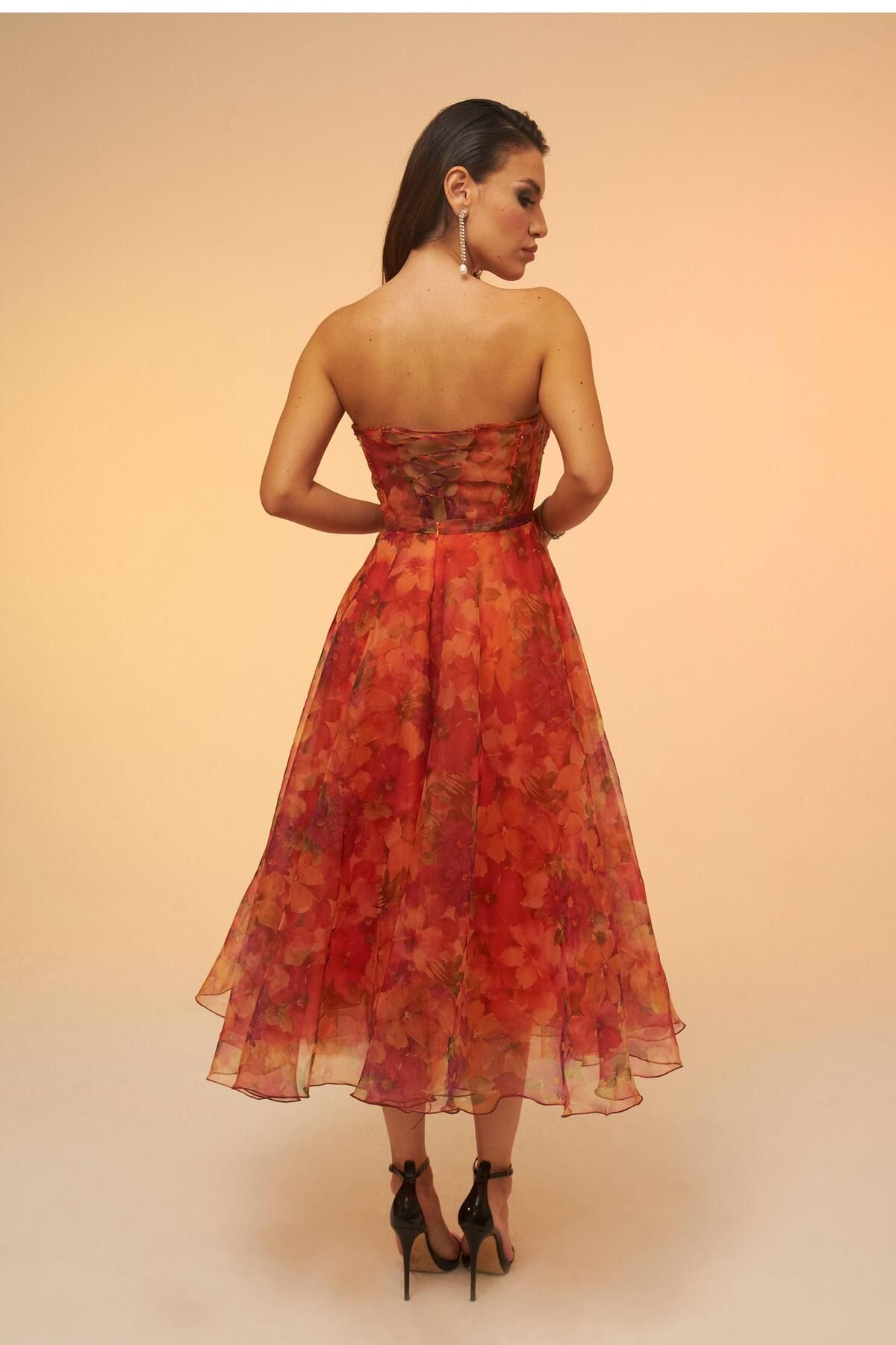 Carmen-Orange bedrucktes trägerloses Midi-Abendkleid 5