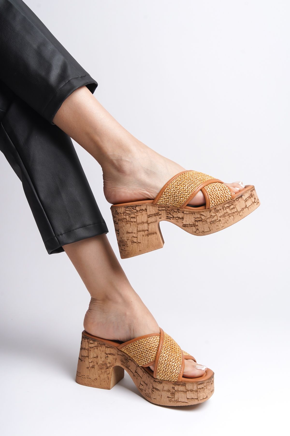 Capone Outfitters-Damen-Hausschuhe mit Kork-Plateausohle und Stroh-Kreuzriemen 4