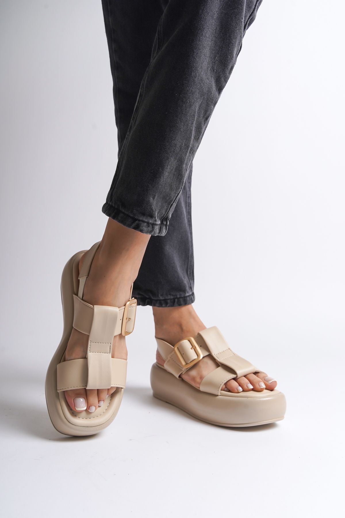 صندل نود زنانه های پاشنه دار را پر می کند Capone Outfitters
