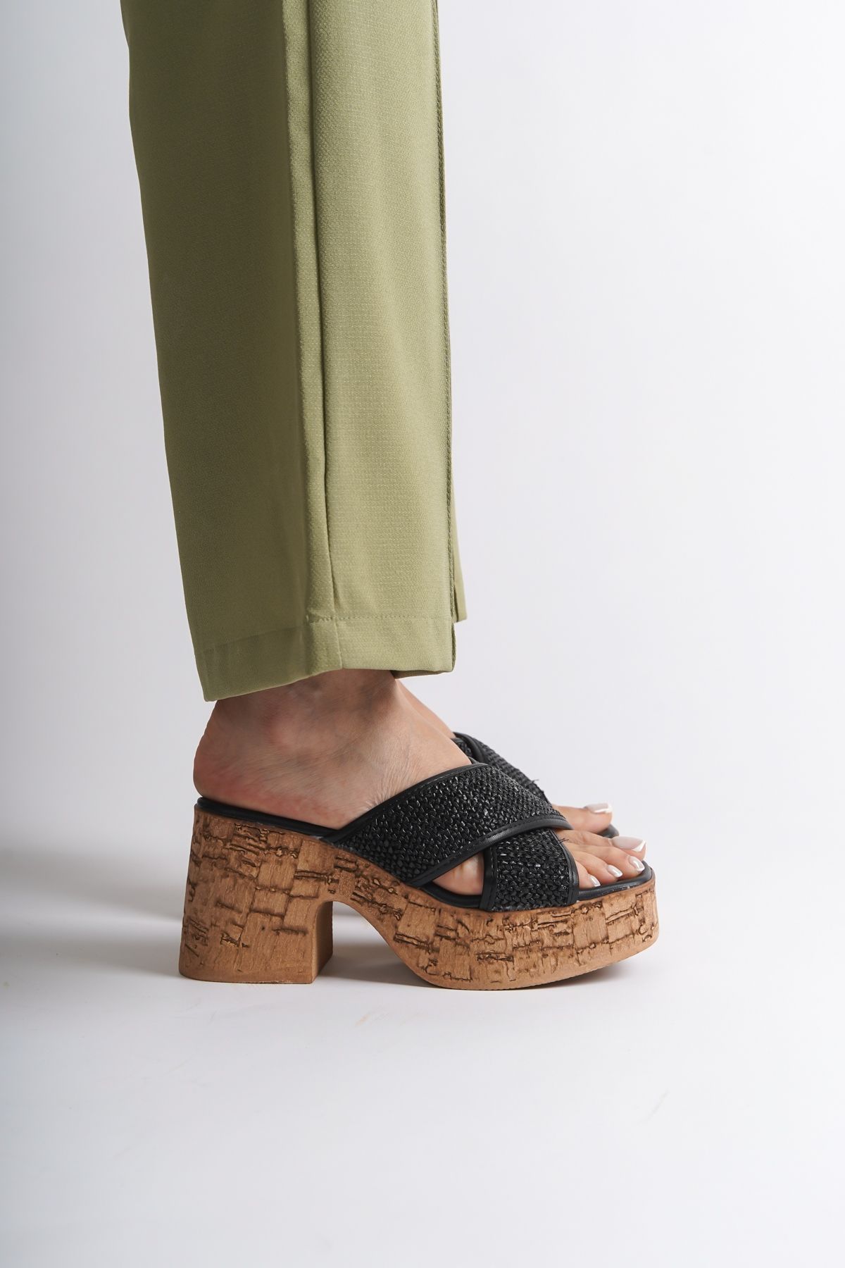 دمپایی مشکی زنانه سکوهای قارچ مبتنی بر Wicker Cross Band Dlippers Capone Outfitters
