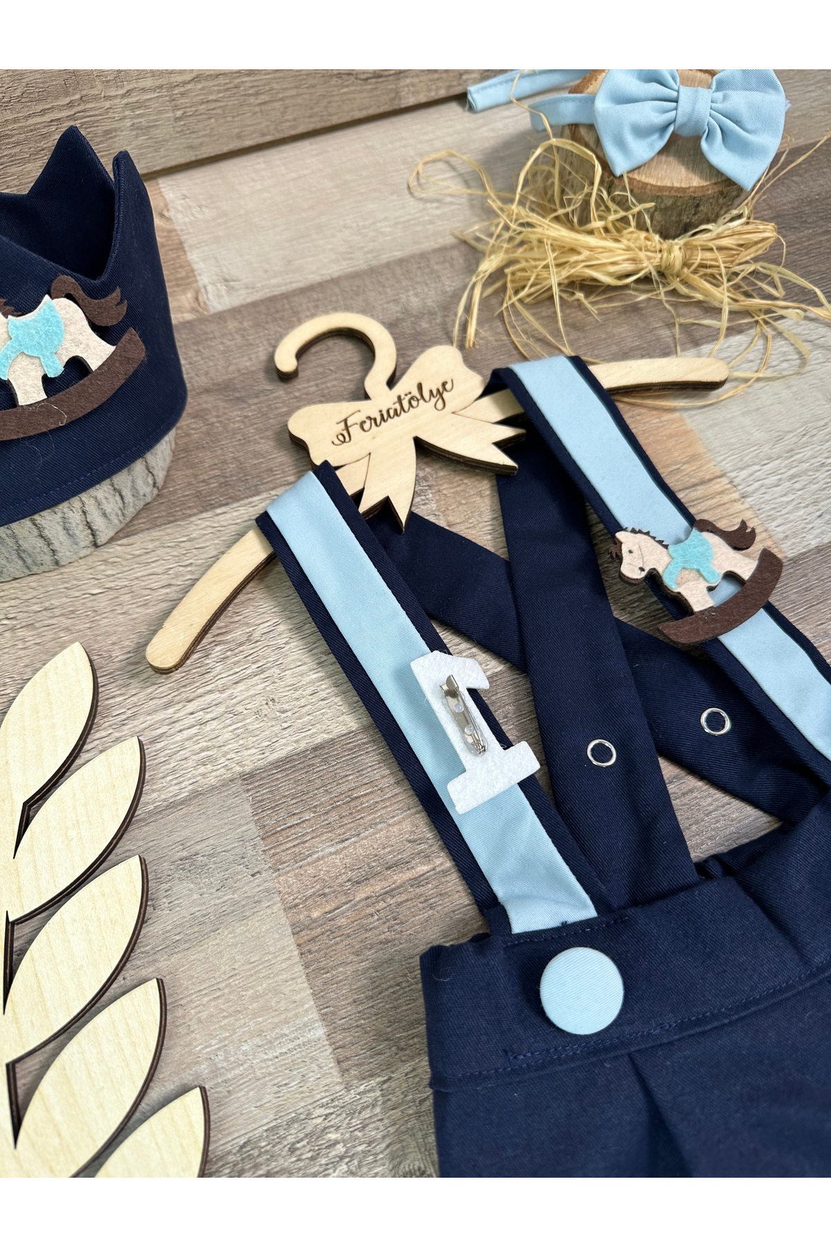 Feriatolye El yapımı Atlı karınca konsepti lacivert erkek bebek 1 yaş taç pantolon salopet papyon takımı fotoğrafı 3 (önizleme)