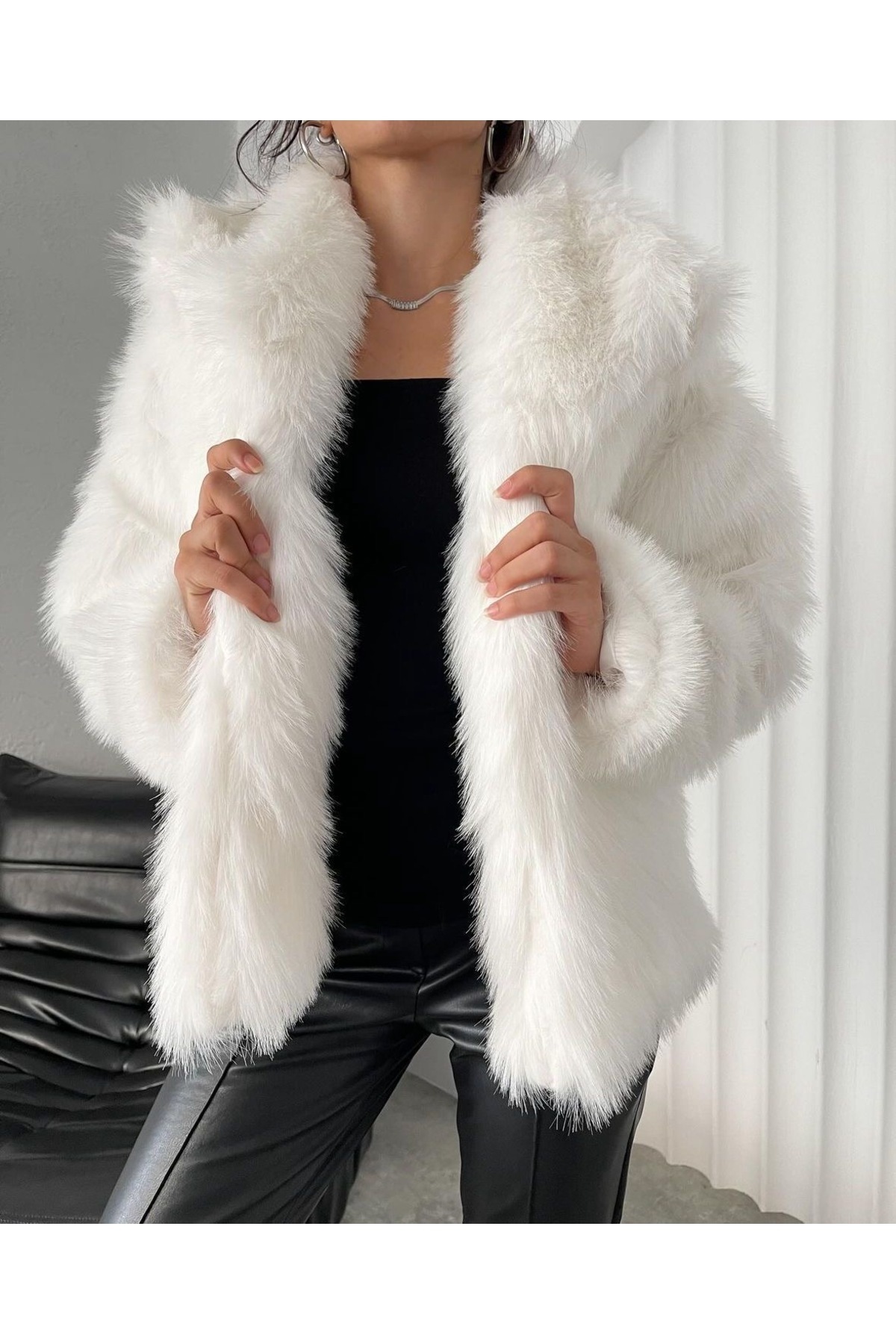 Women's Long-Haired White Fur Coat - Görsel 3