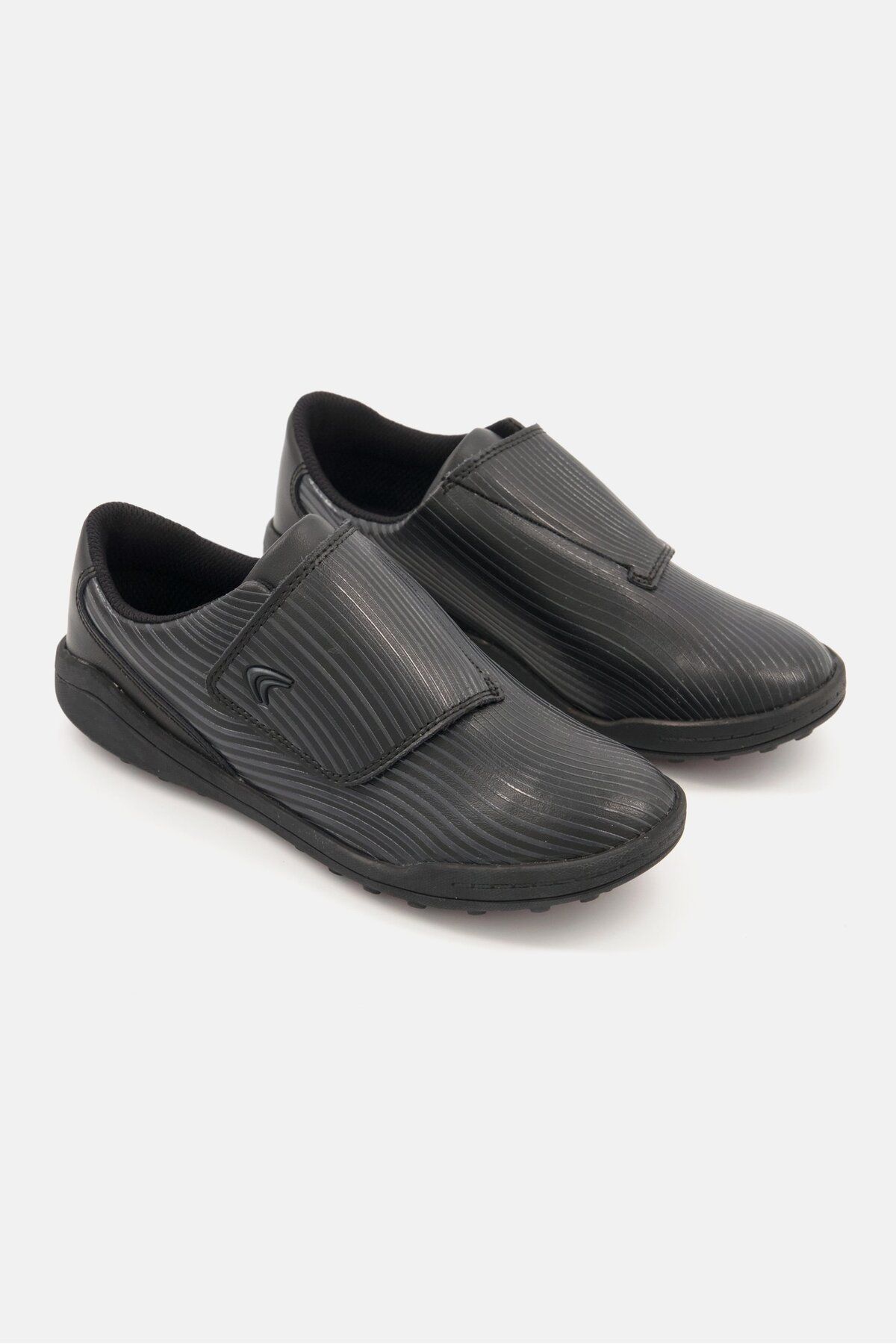 CLARKS-Kids Boy Velcro Closure Casual Shoes, Black 1