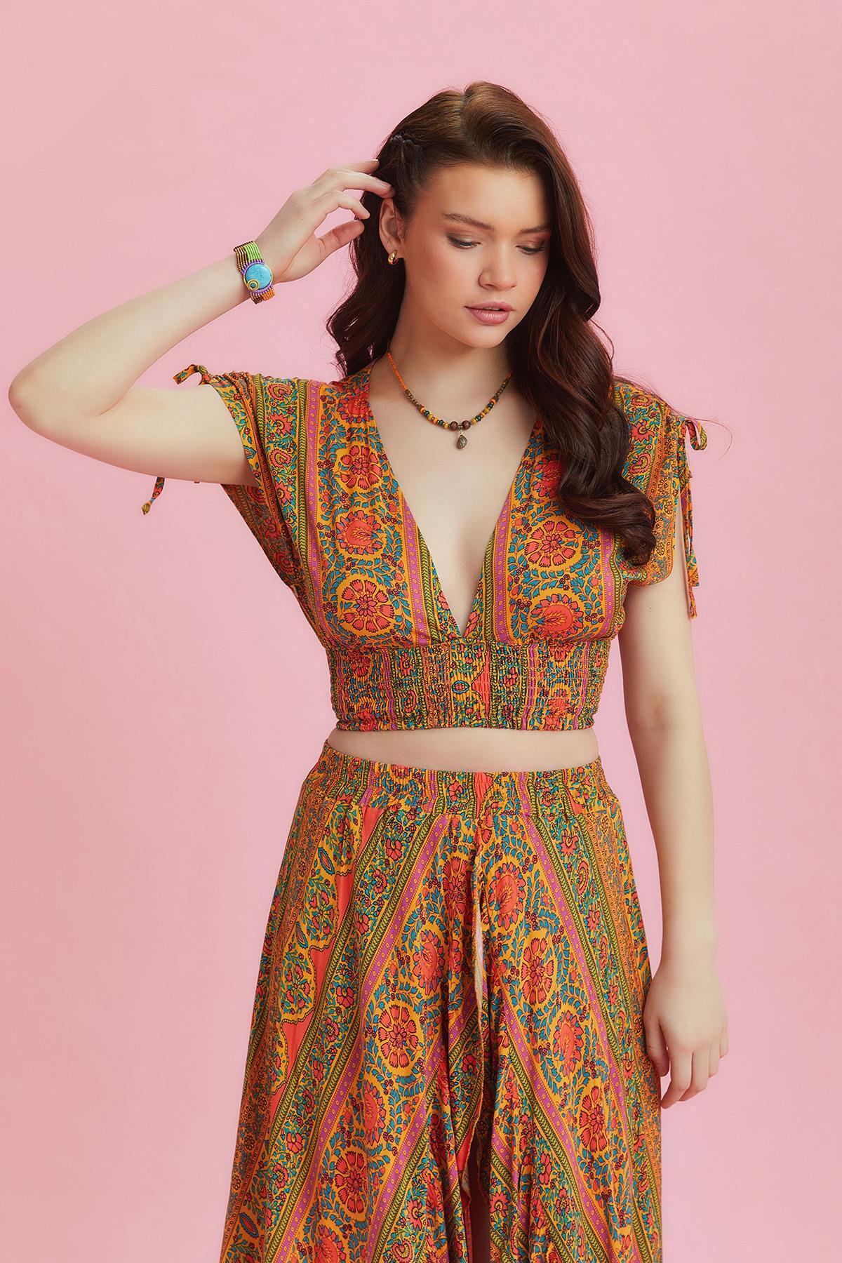 Los banditos-Deep V-Neck Low-Cut Orange Print Summer Blouse 3