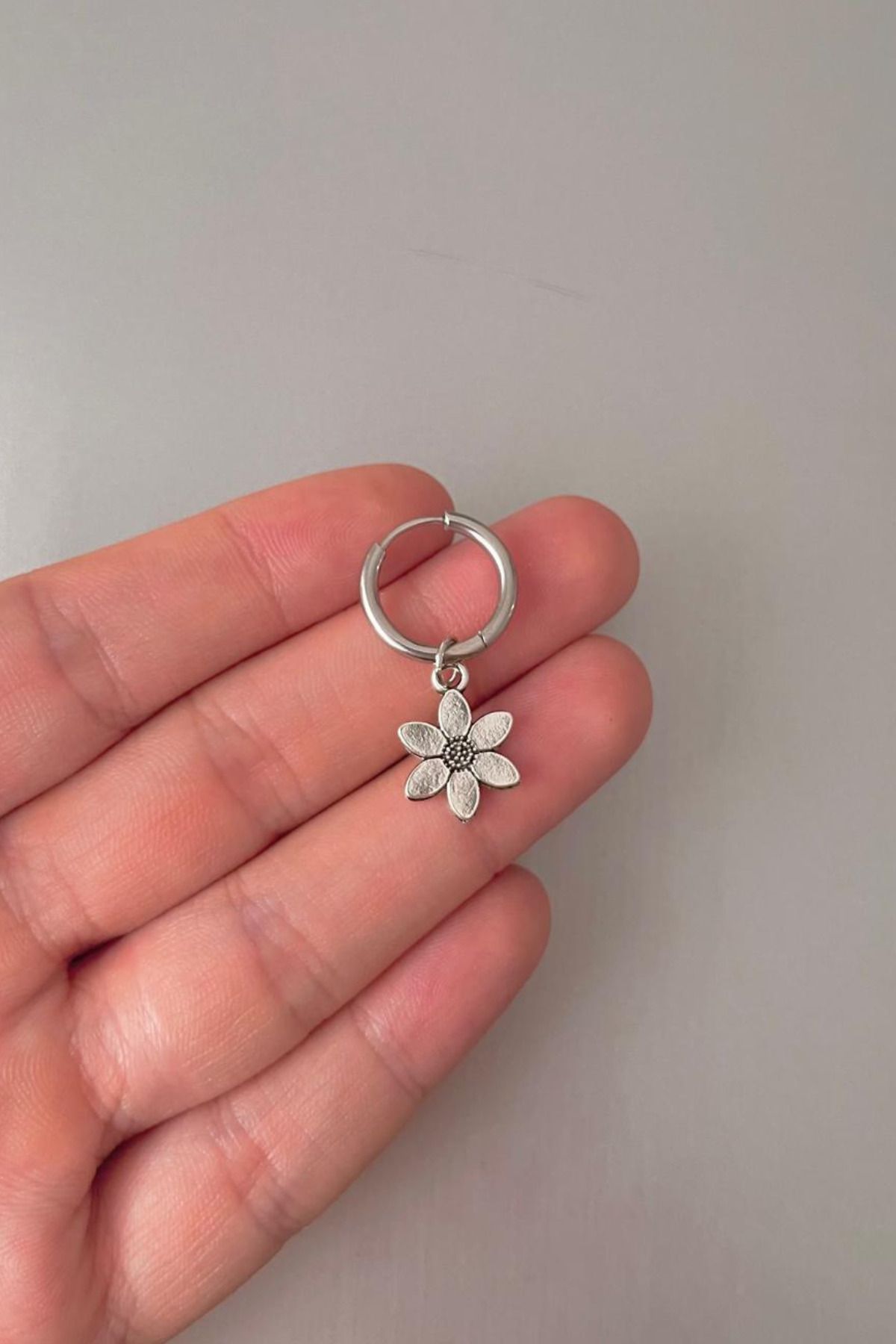 Jaida Moda-Unisex Silver Daisy Figured Steel Dangle Hoop Earrings 1