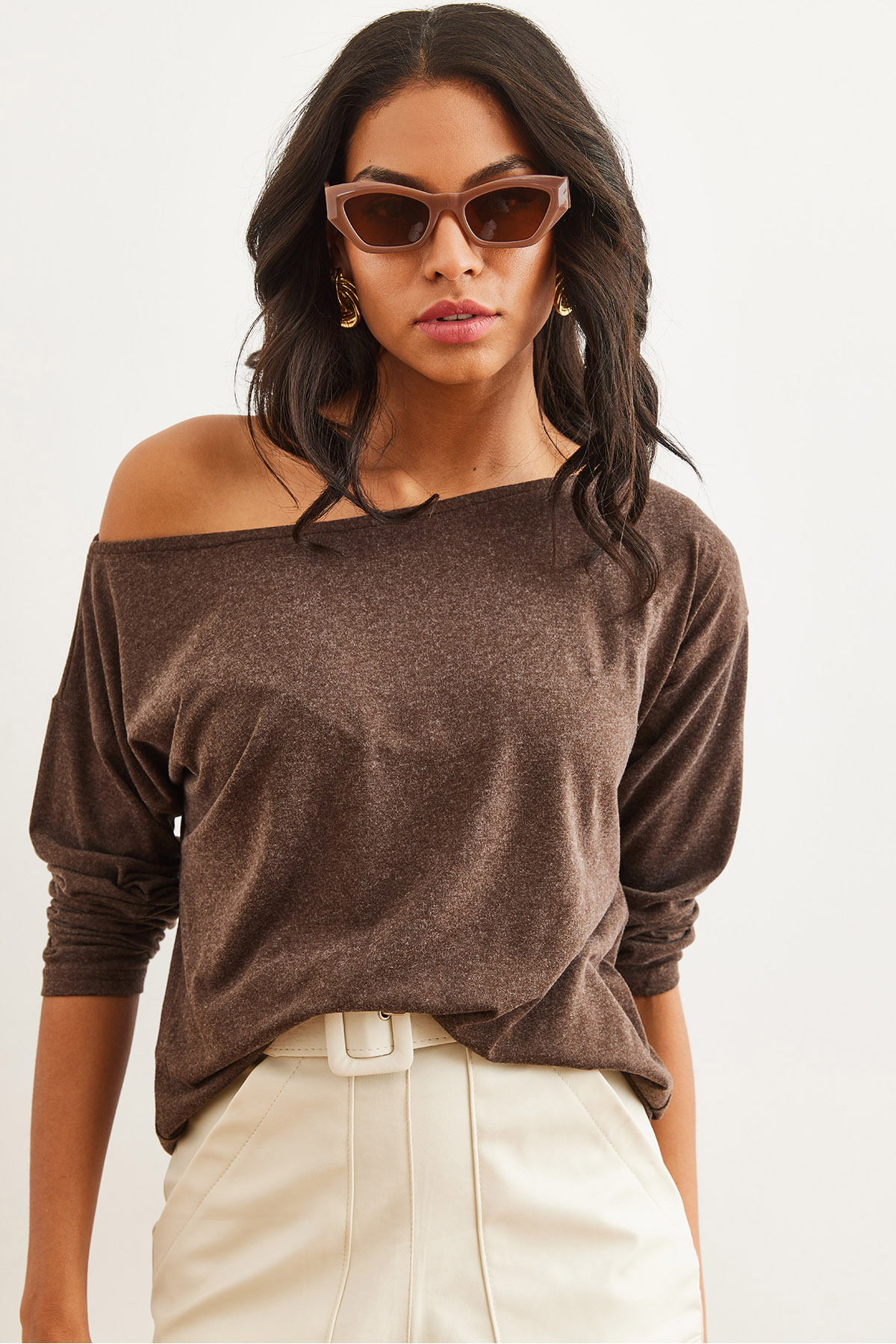 Olalook Női barna csónaknyakú gyapjú viszkóz folyékony blúz BLZ- 19002738