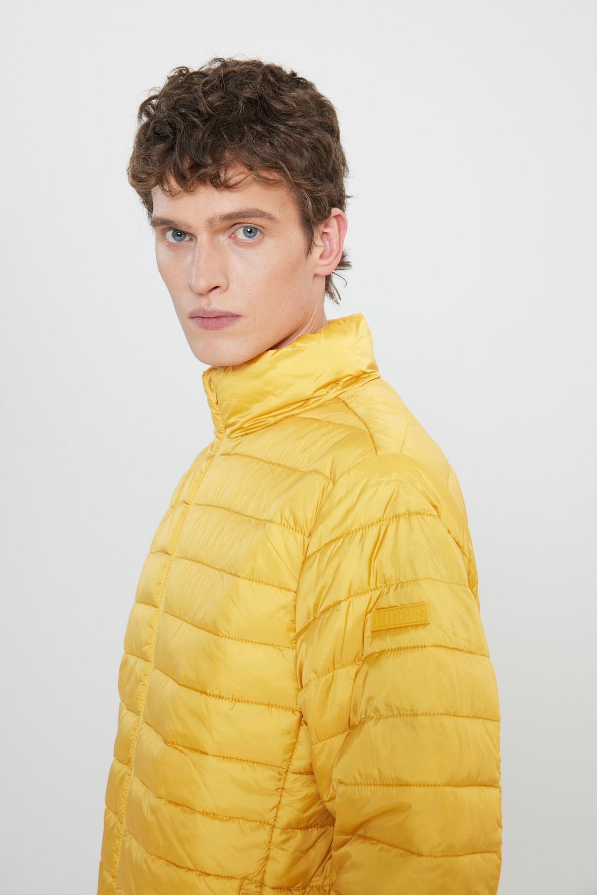 Riders by Lee-Regular Fit Herren-Pufferjacke mit normaler Passform und Stehkragen und Reißverschluss in Senfgelb 4