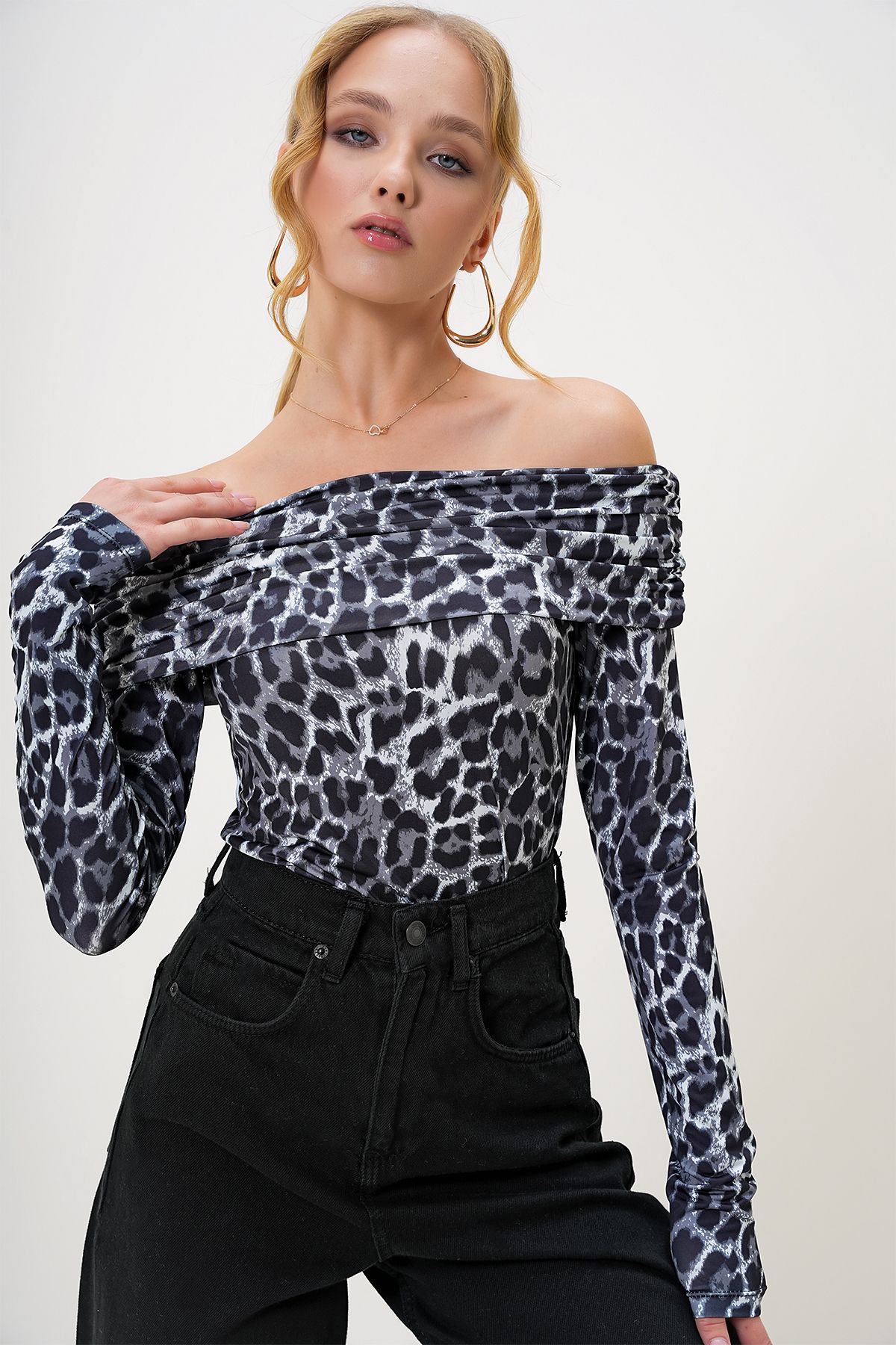 Trend Alaçatı Stili-Women's Grey-Black Madonna Collar Leopard Print Sandy Blouse Alc-X13186 2